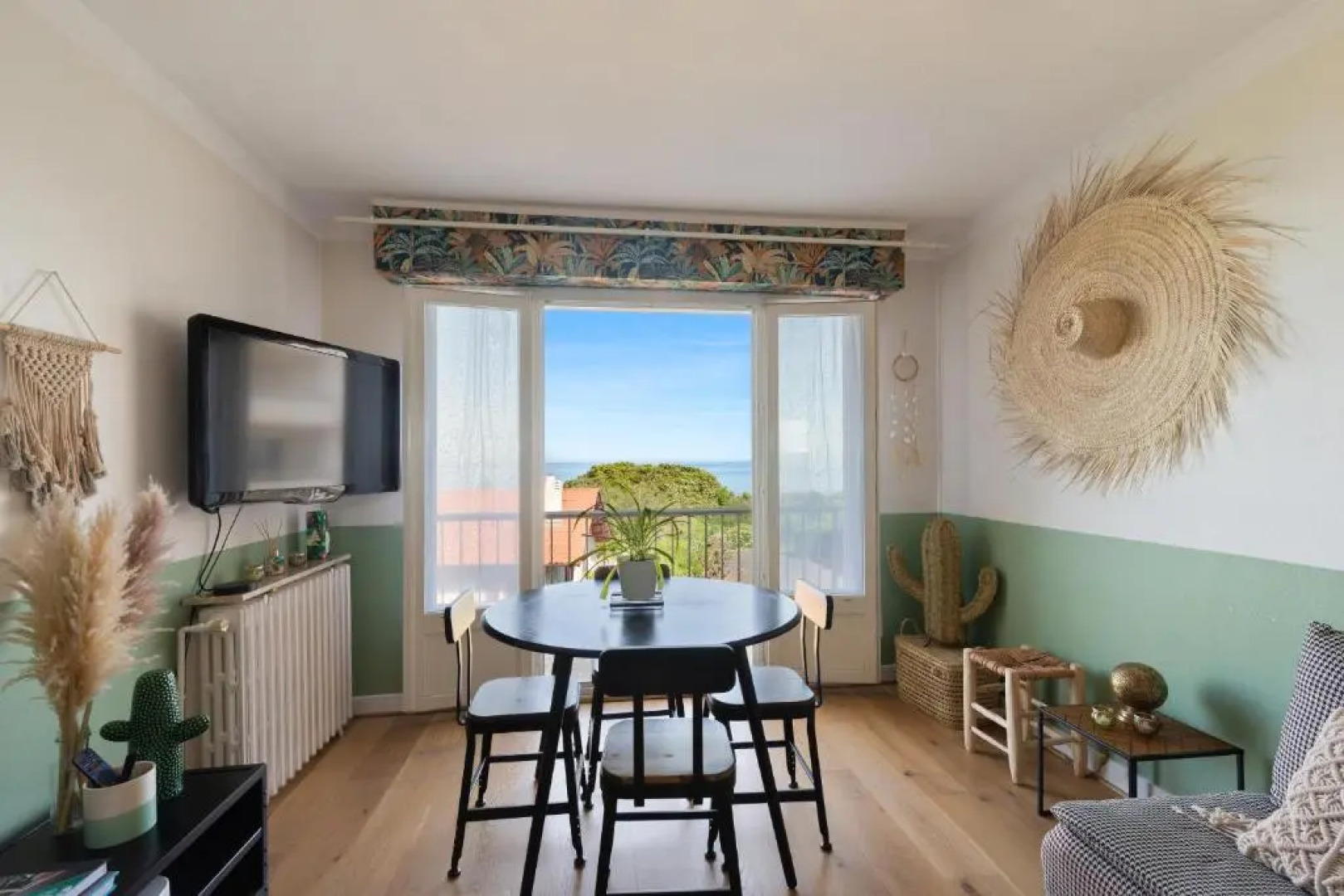 Beach house! Vue océan et montagnes. Plage centre.