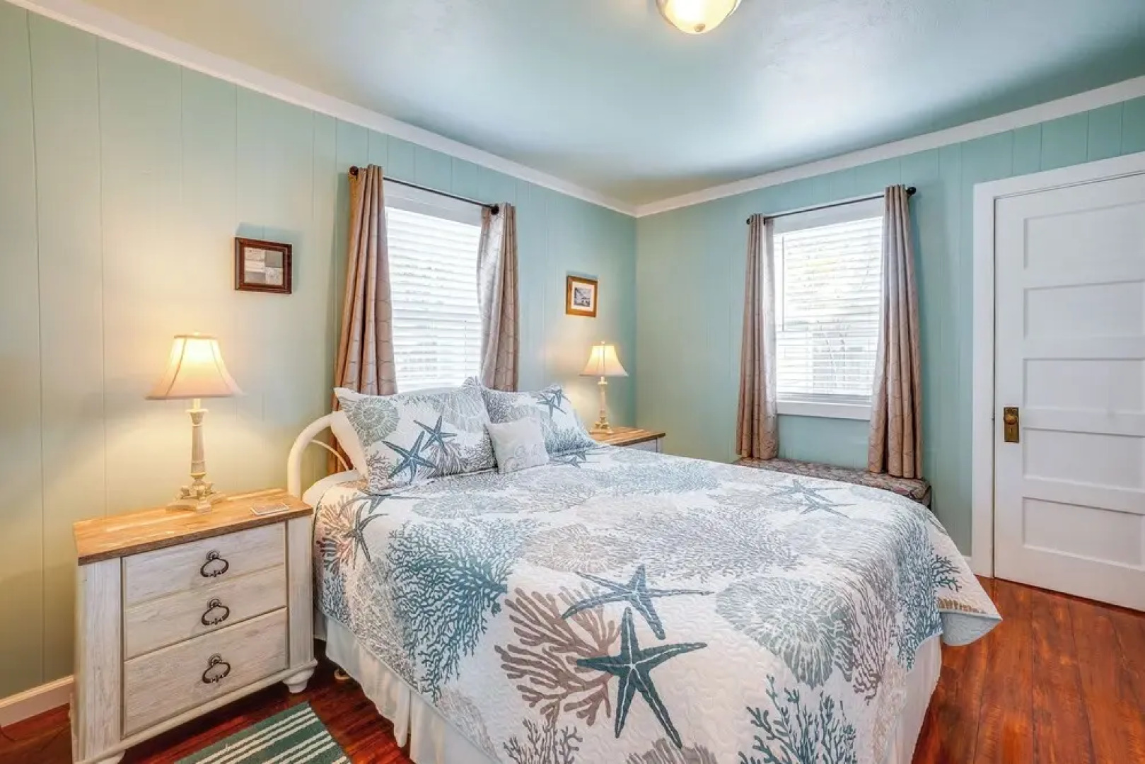 Walk to Gold Beach: Charming Cottage w/ Yard!