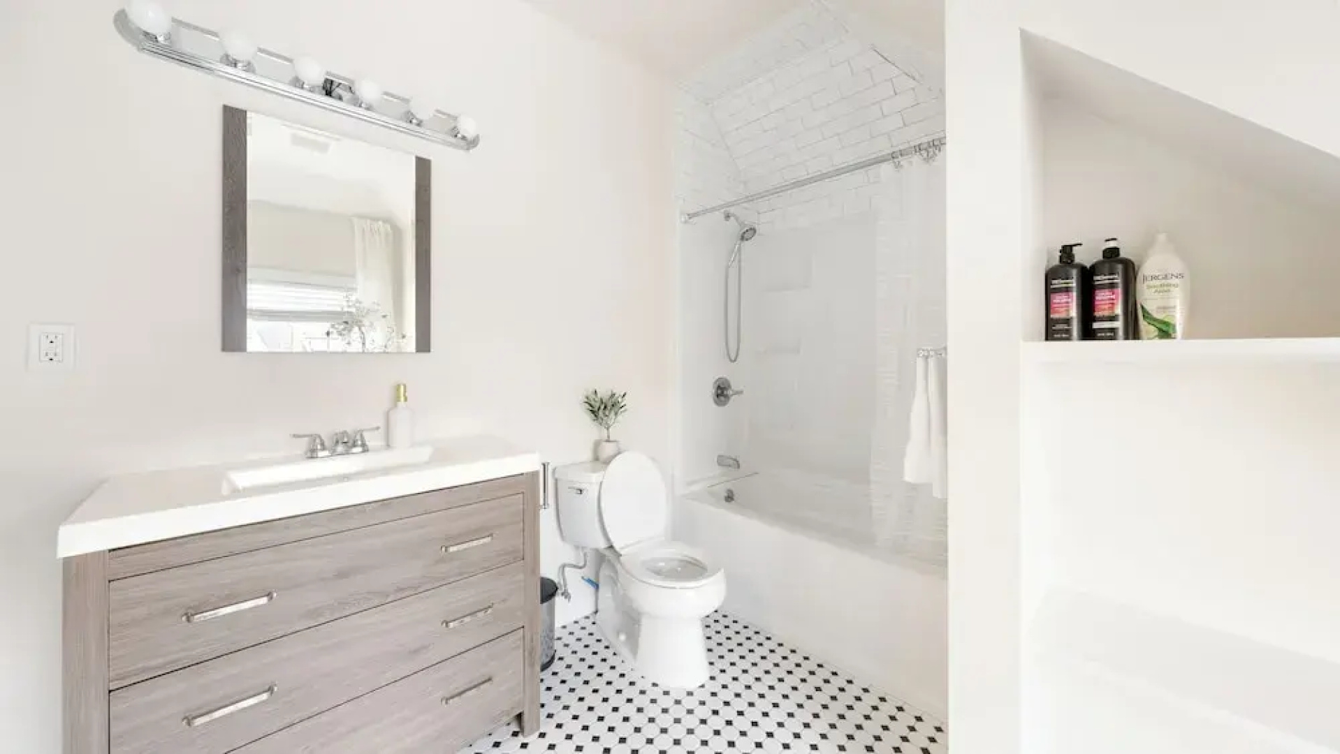 Ultra-Modern Luxe Sleek & Stunning Stay