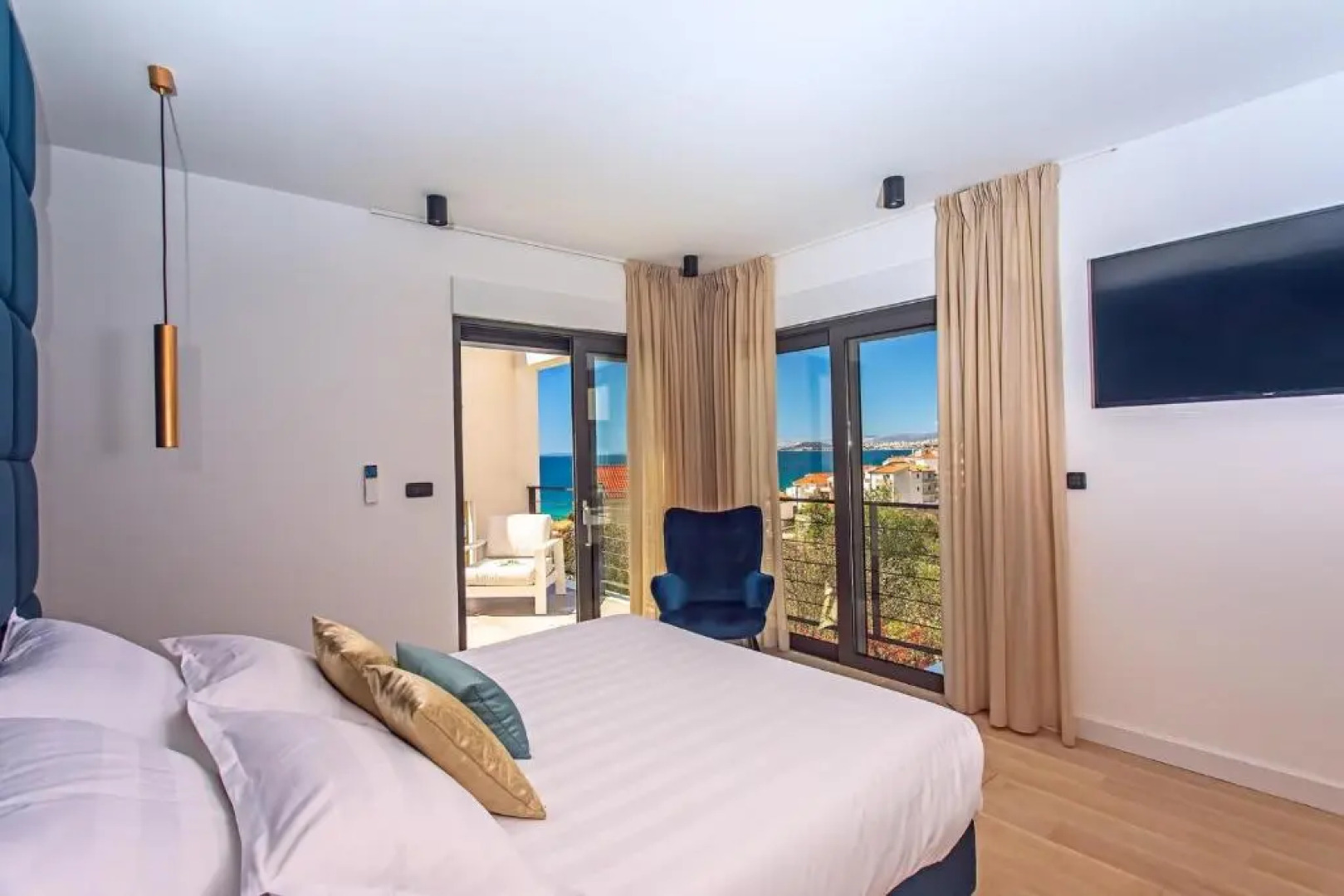 Luxury VILLA CECILIA with 4 en-suite bedrooms located 250m from the beach in Podstrana, max 8 people