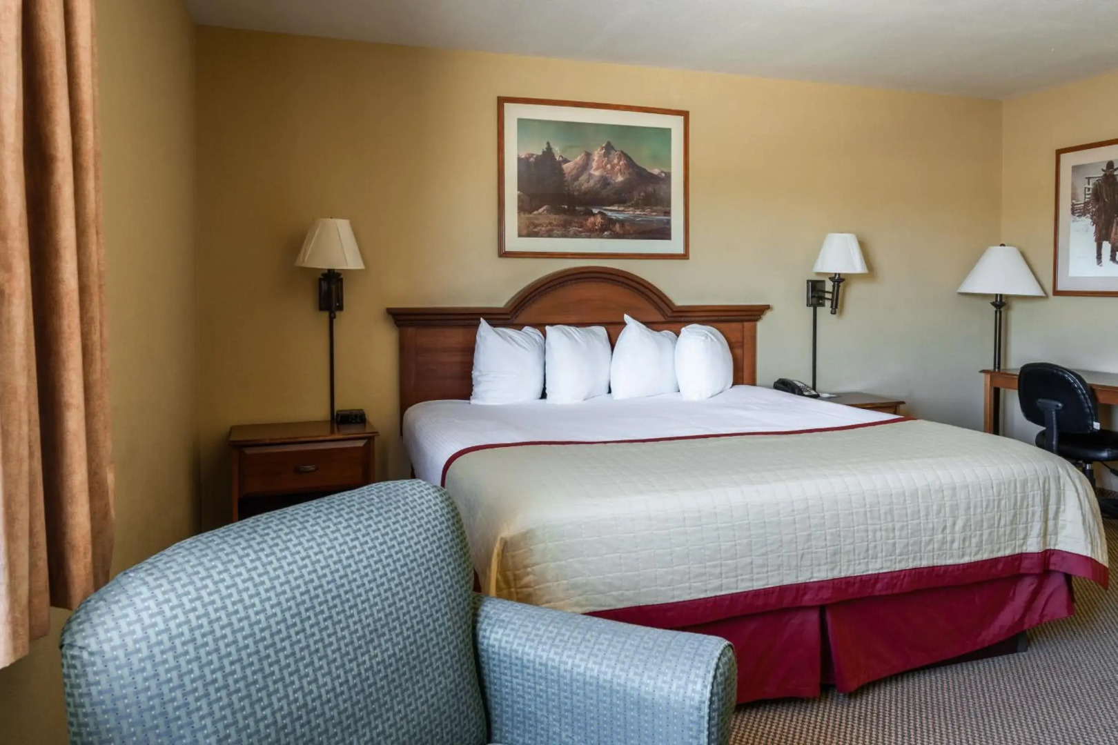 Pinedale Hotel & Suites