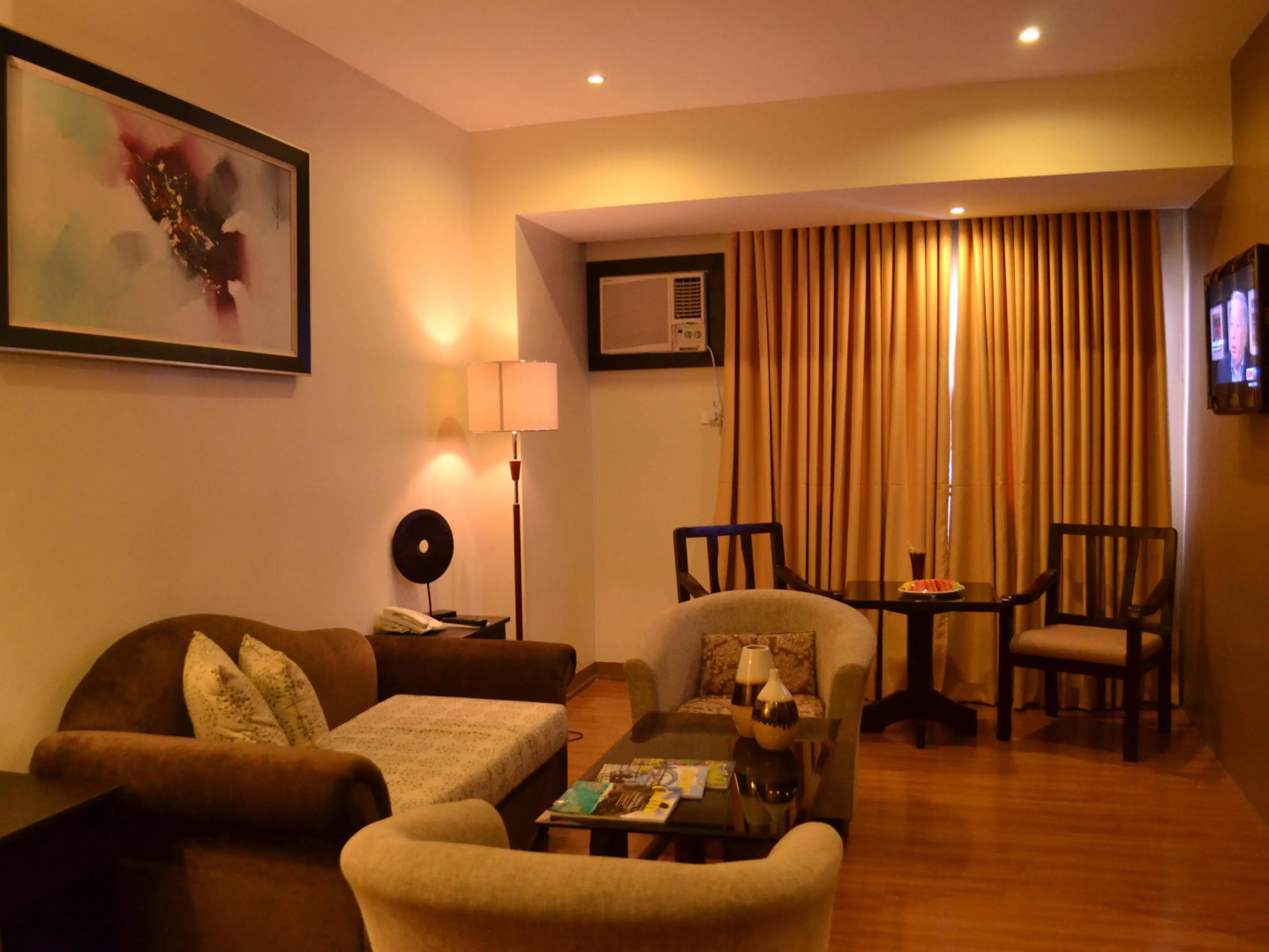 The Pinnacle Hotel and Suites