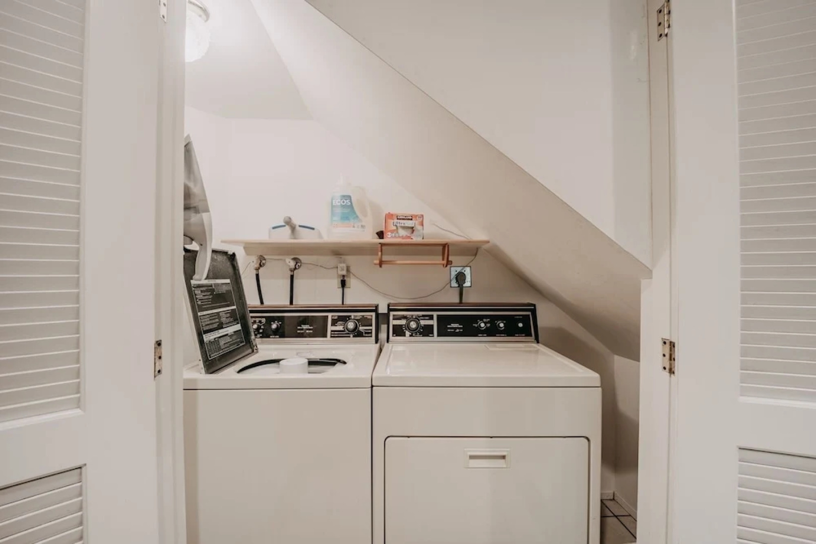 13sl - Hot Tub - Pets Ok - Wifi - Sleeps 8 2 Bedroom Home by RedAwning