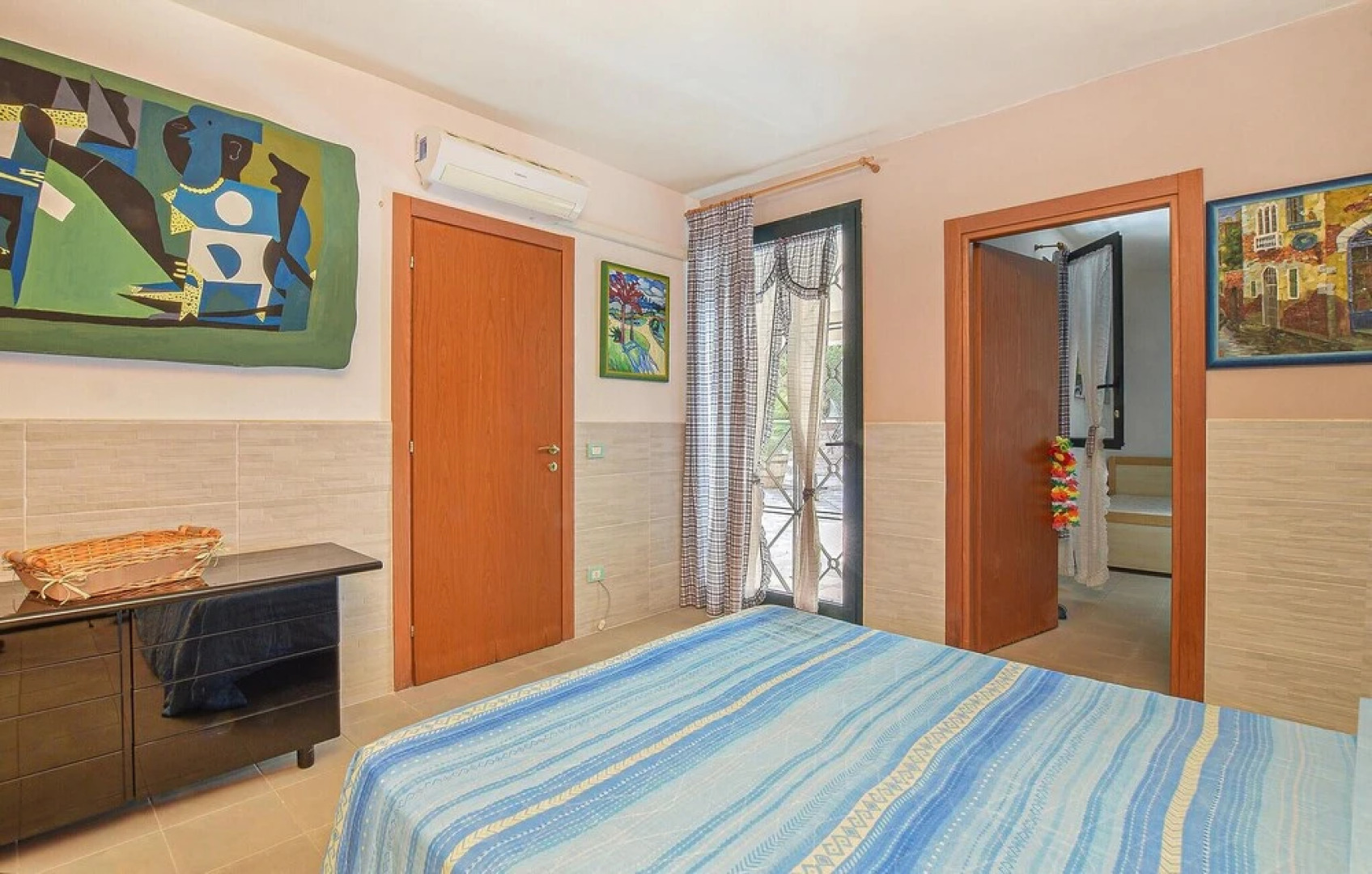 Amazing Home in S. Croce Camerina RG With 6 Bedrooms, Private Swimming Pool and Outdoor Swimming Pool