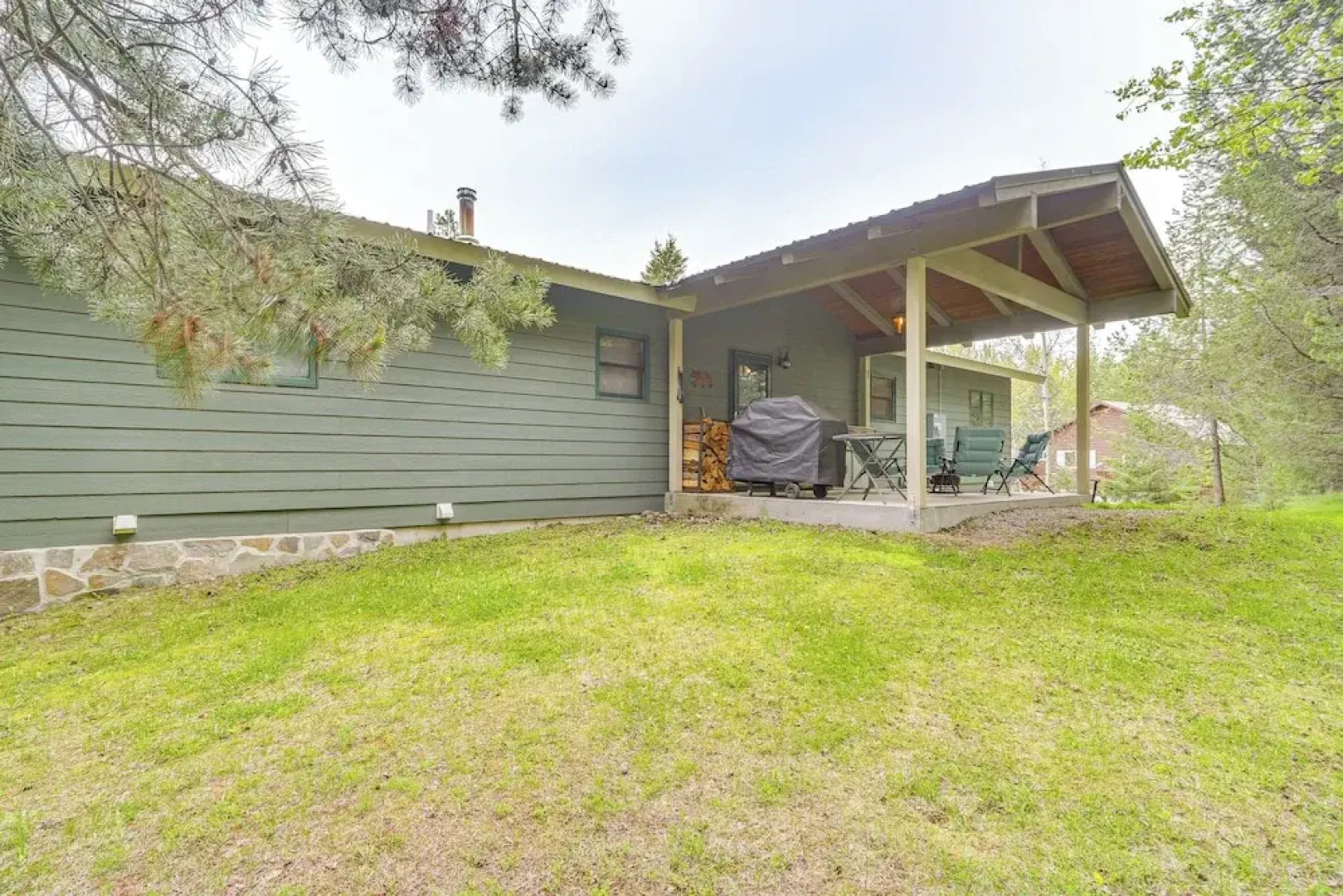 Scenic Forest Lodge Outside Glacier National Park!