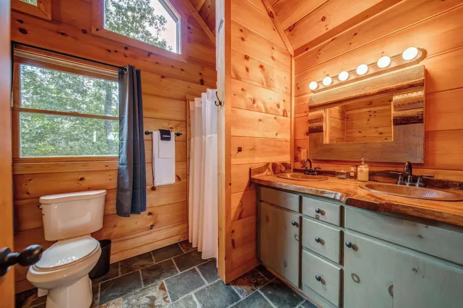Gorgeous & Secluded 3 BDR Cabin in Mineral Bluff!