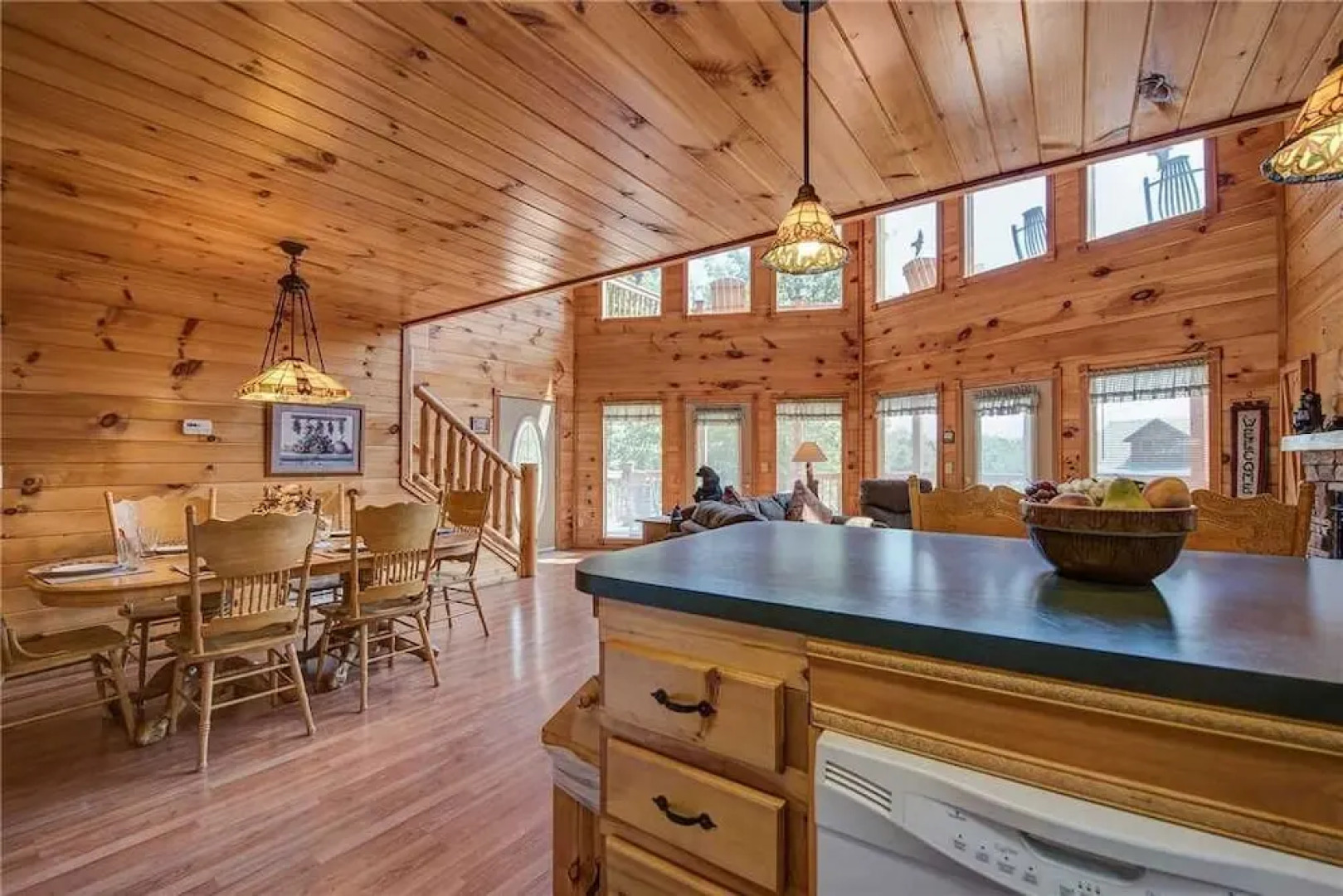 R Bearadise 2 Bedroom Home with Hot Tub