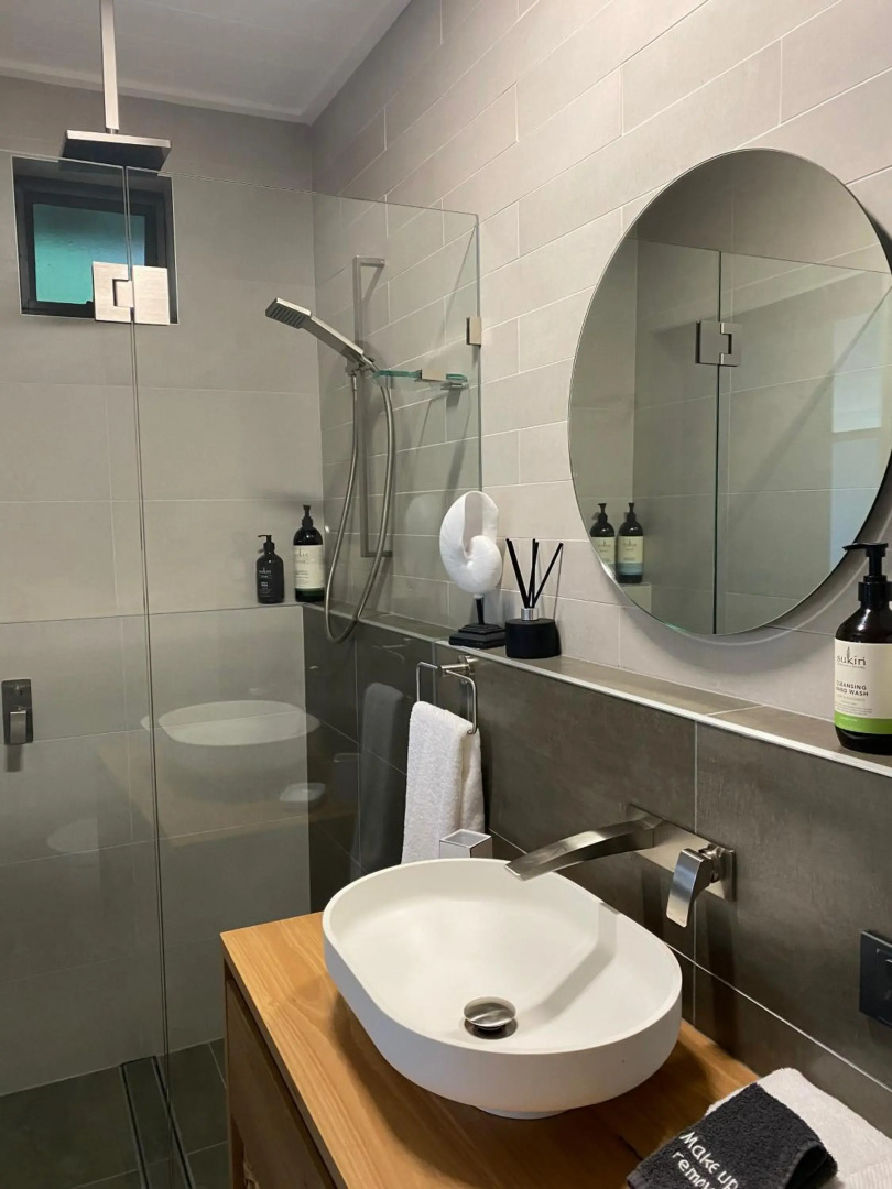 Serenity by the Lake - Romantic Waterfront Couple's Getaway