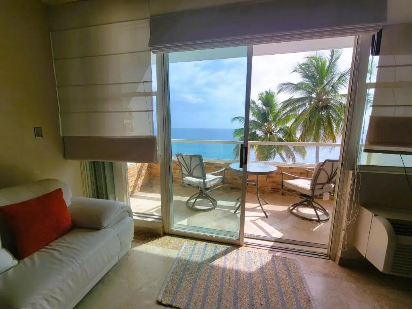Beachfront 2 bdr apt with beautiful views