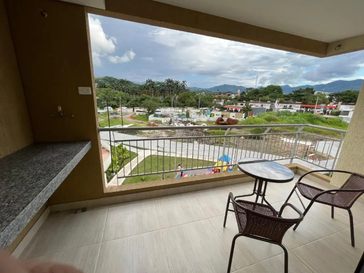 Apartamento con piscina y parqueadero a 7 min del centro