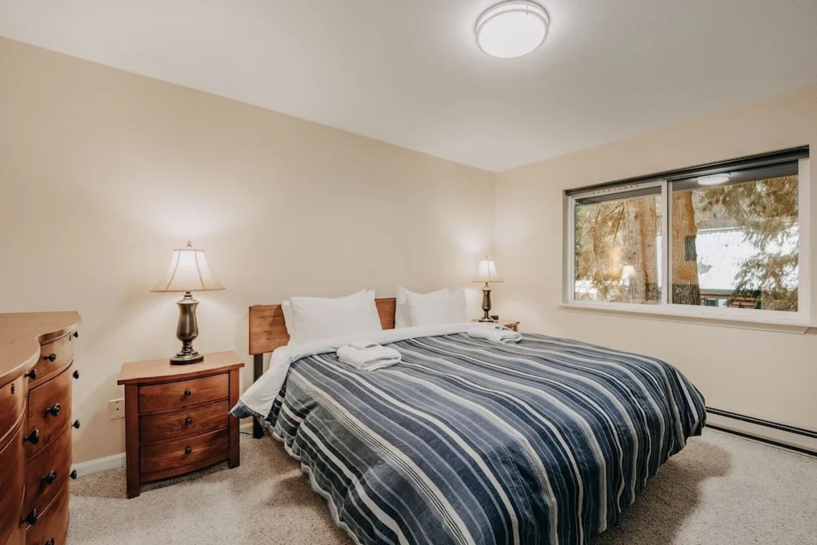 62sl - Hot Tub - Wifi - Fireplace - Pets Ok 3 Bedroom Home by Redawning