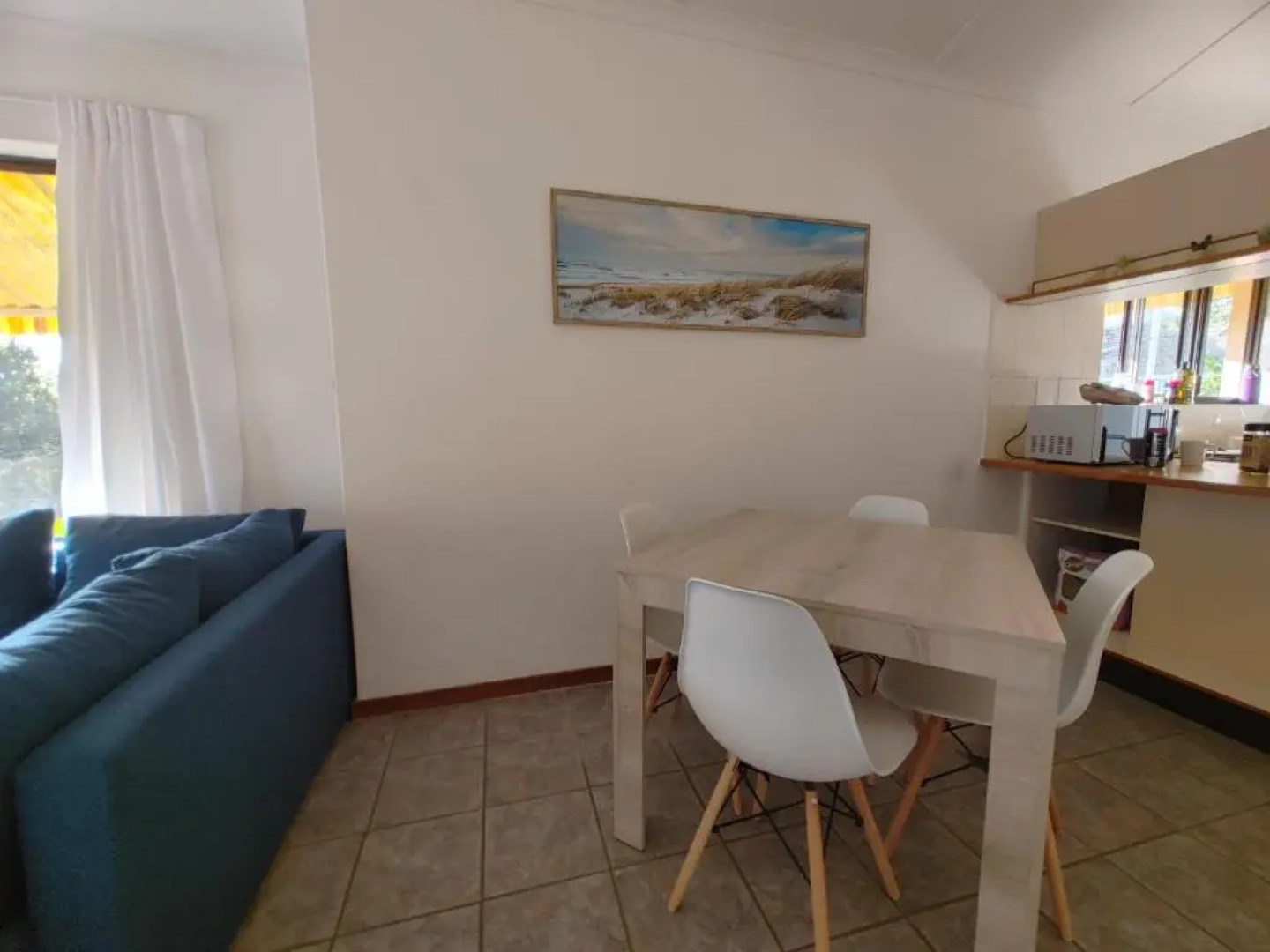 Cheerful 2 bedroom cottage with a communal pool