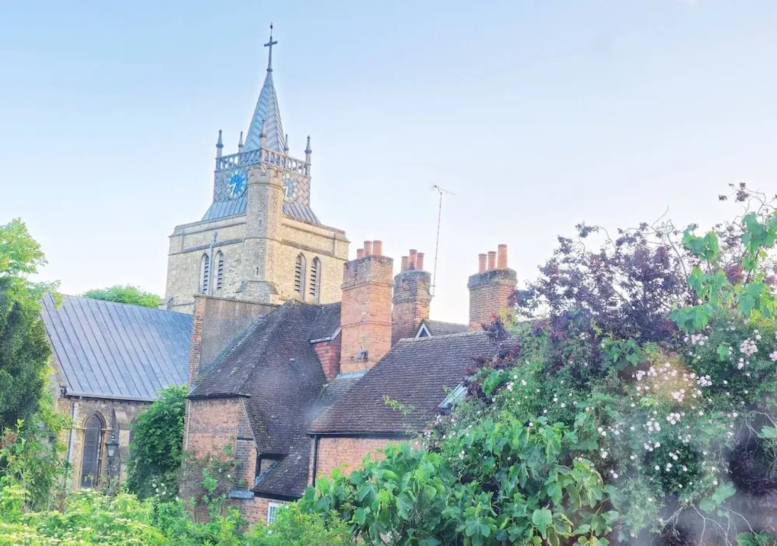 PRIVATE ROOMs In TOWN CENTRE FREE PARKING WIFI AND PATIO WITH AA STAY LTD