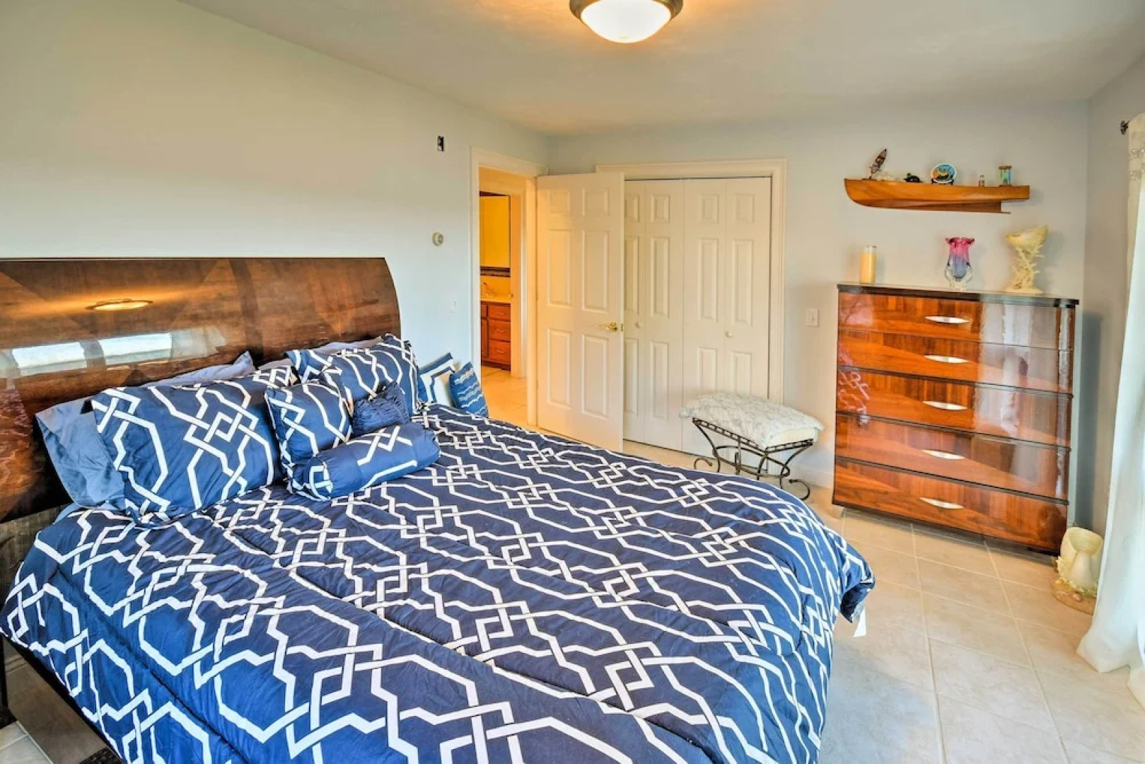 Luxurious Oceanfront Flanders Bay Home w/ Kayaks!