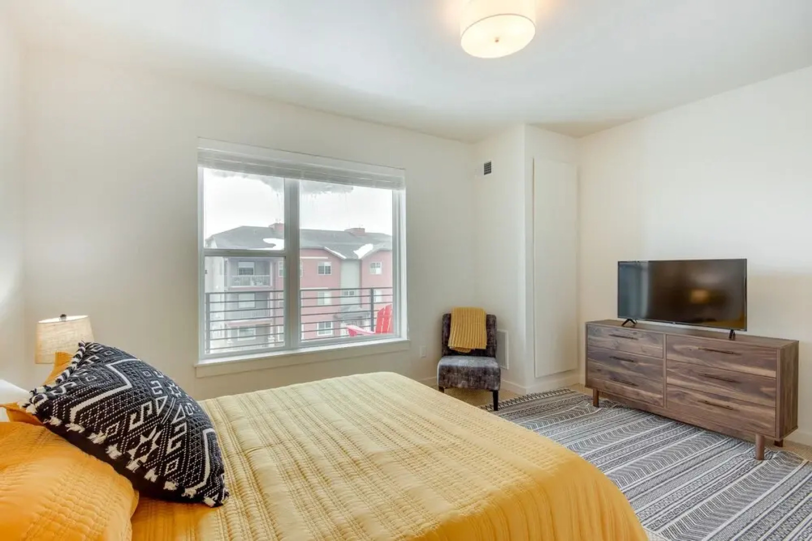 Livingston Condo w/ Balcony - 2 Mi to Downtown!