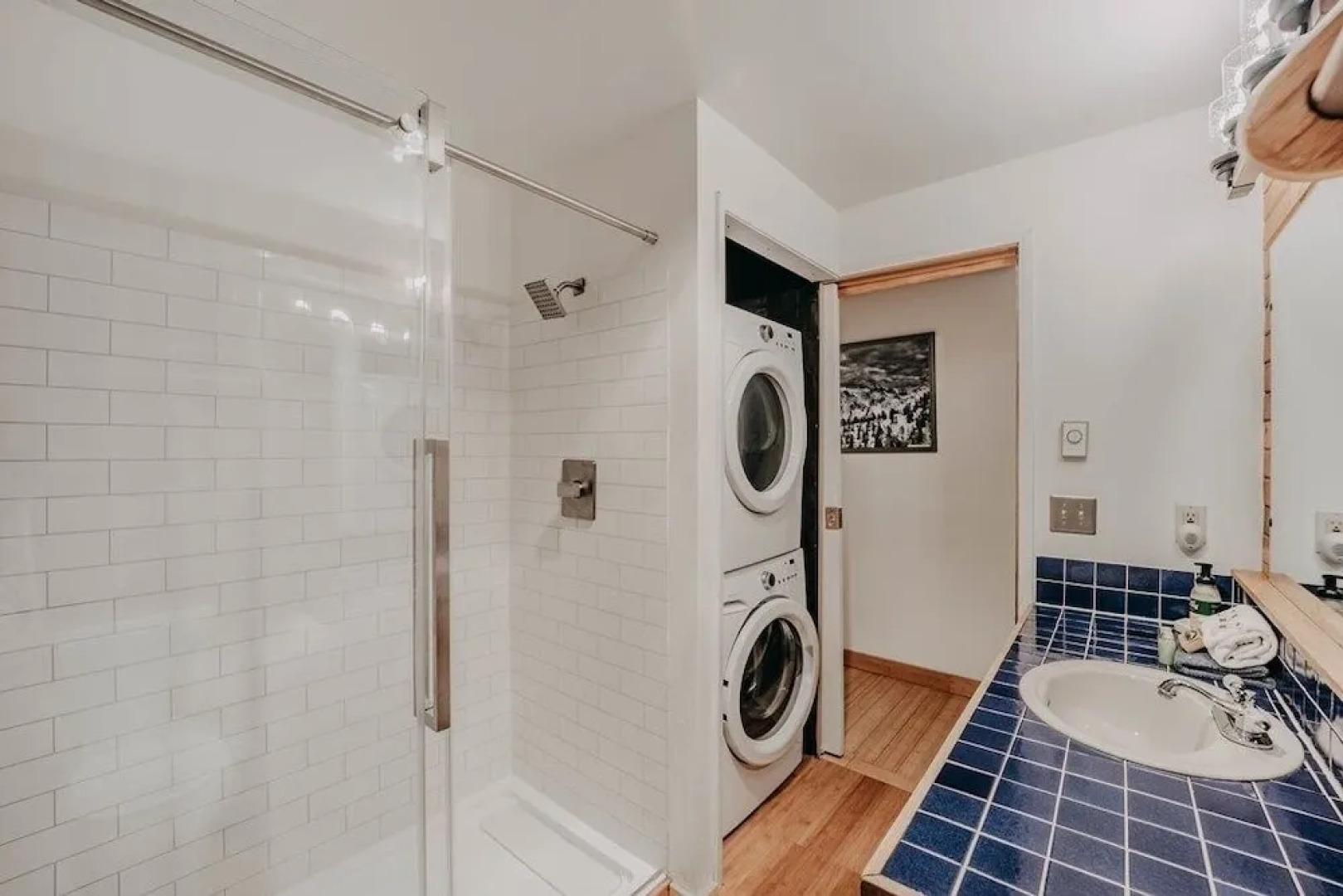 99mbr - Hot Tub - Wifi - Pets Ok - Bbq - Sleeps 6 2 Bedroom Home by RedAwning