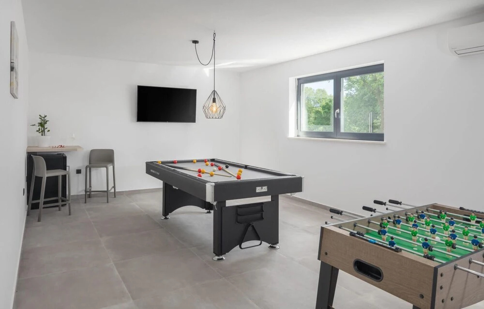 Beautiful Home in Rebici with Hot Tub, Sauna & 4 Bedrooms