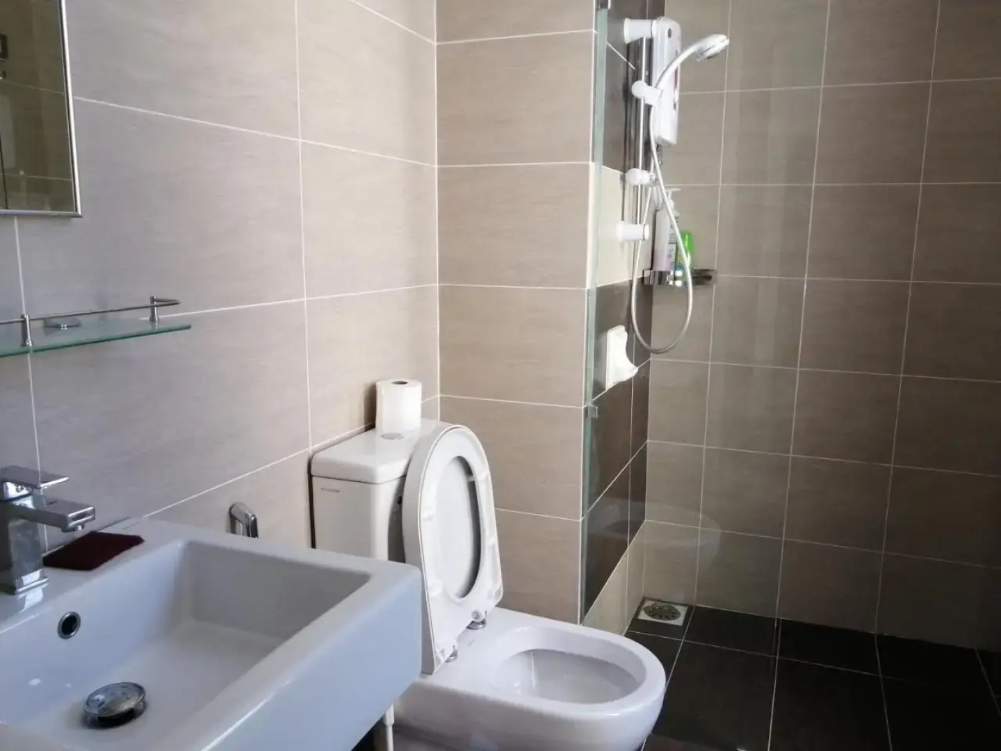 13 pax Midhills pool view free WIFI