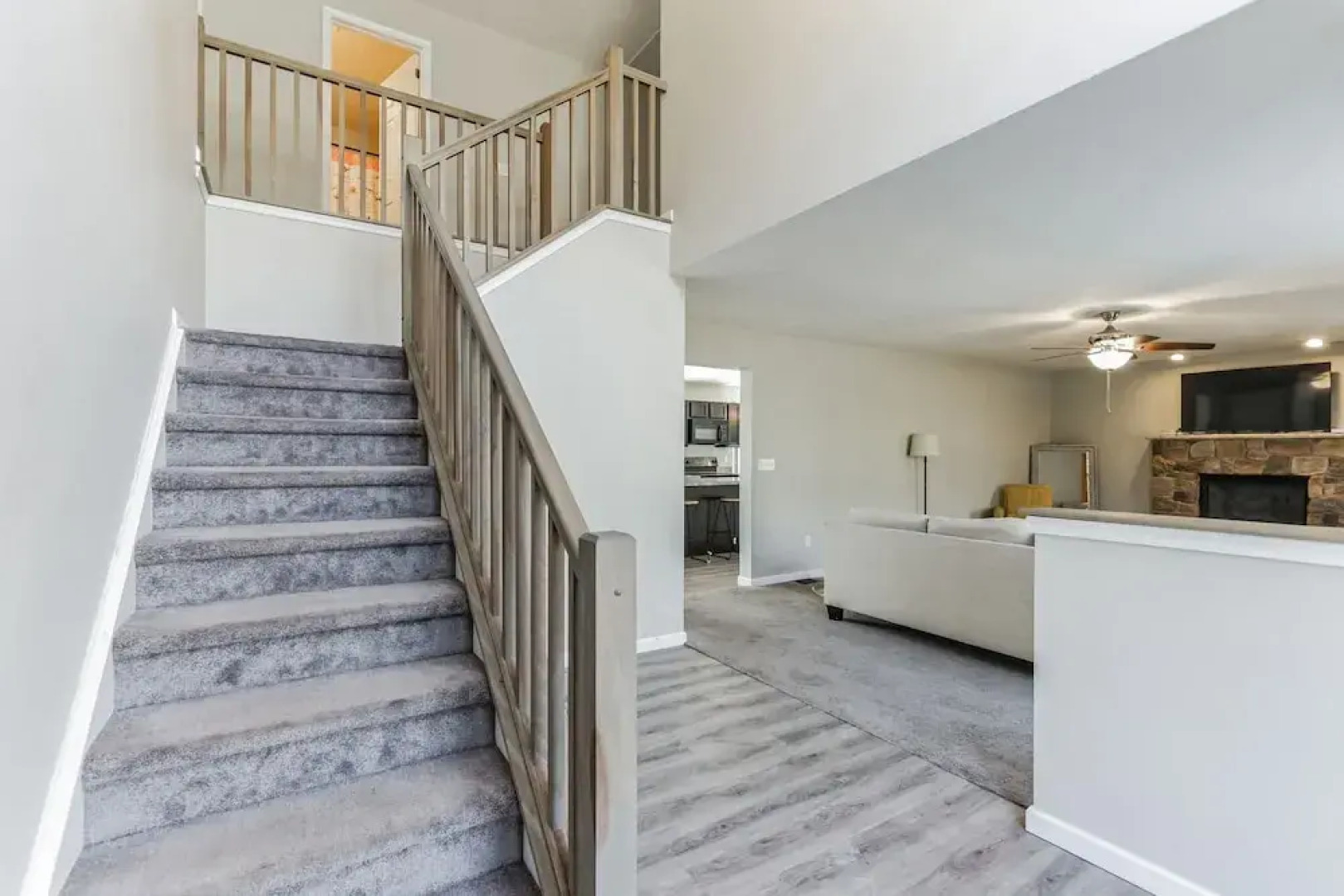 Pocono Retreat: Lake, Firepit, Bbq, Gameroom, Ski 4 Bedroom Home by RedAwning