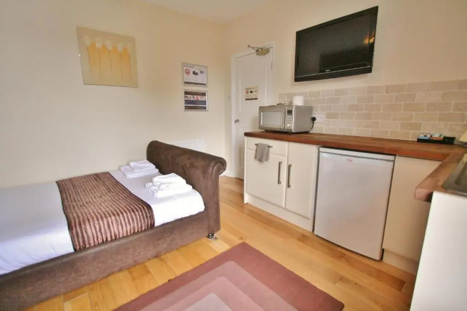 Central Studios Gloucester Road by Rooms Booked - Free Parking