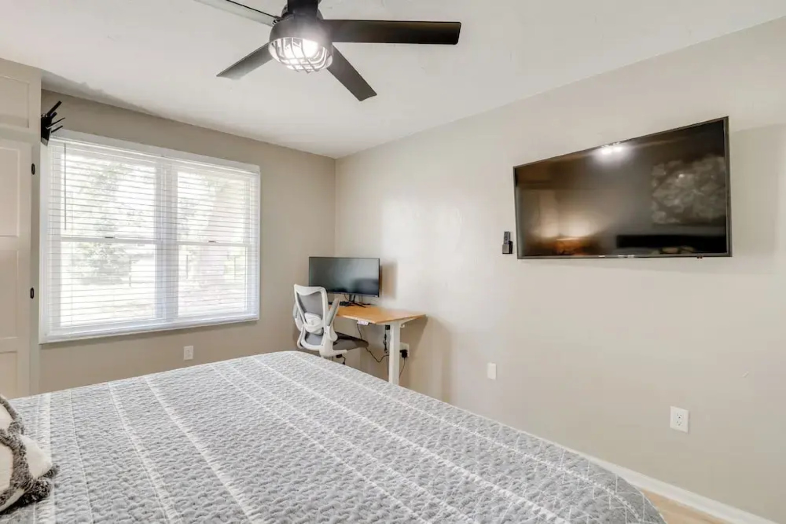 1 Mi to Beach: Dog-friendly Condo in Lake Mills!