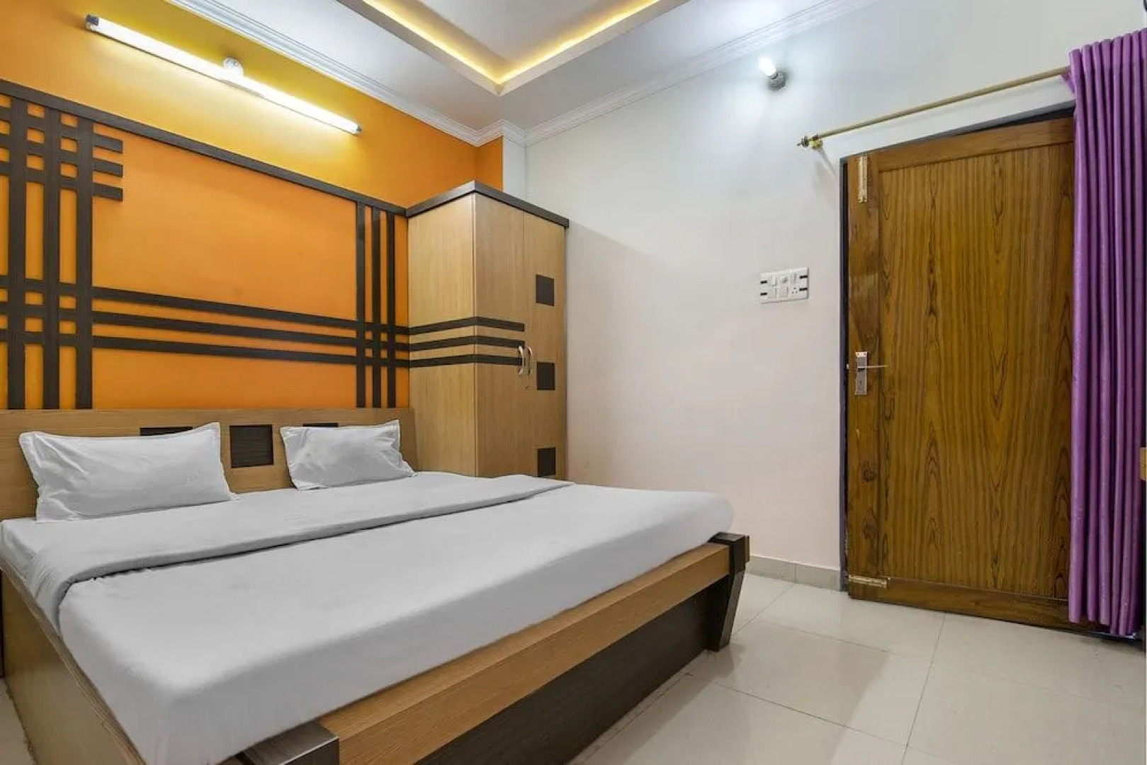 Spot On 62318 Rajhamsa Hotel