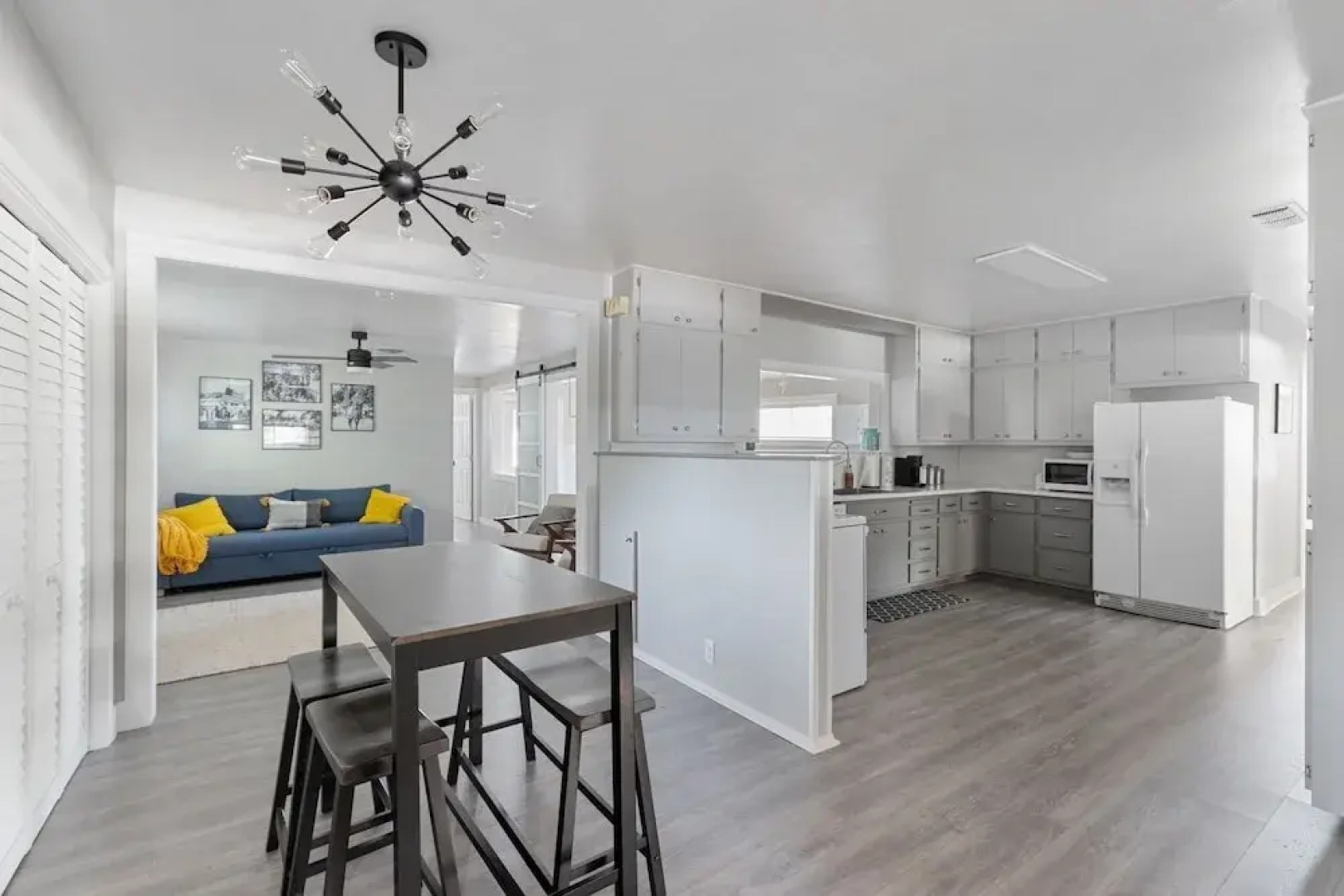 Altes Eckert Stolz 3 Bedroom Home by RedAwning