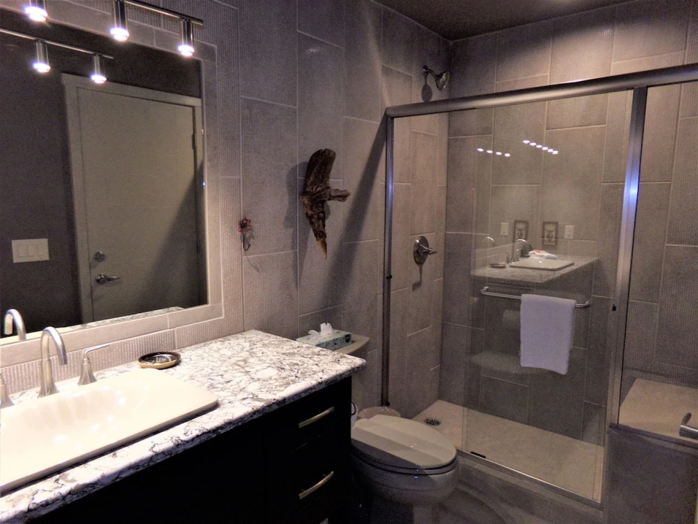 Lake Cliffe 2 Bed 2 Bath Views - 2 Br condo by RedAwning