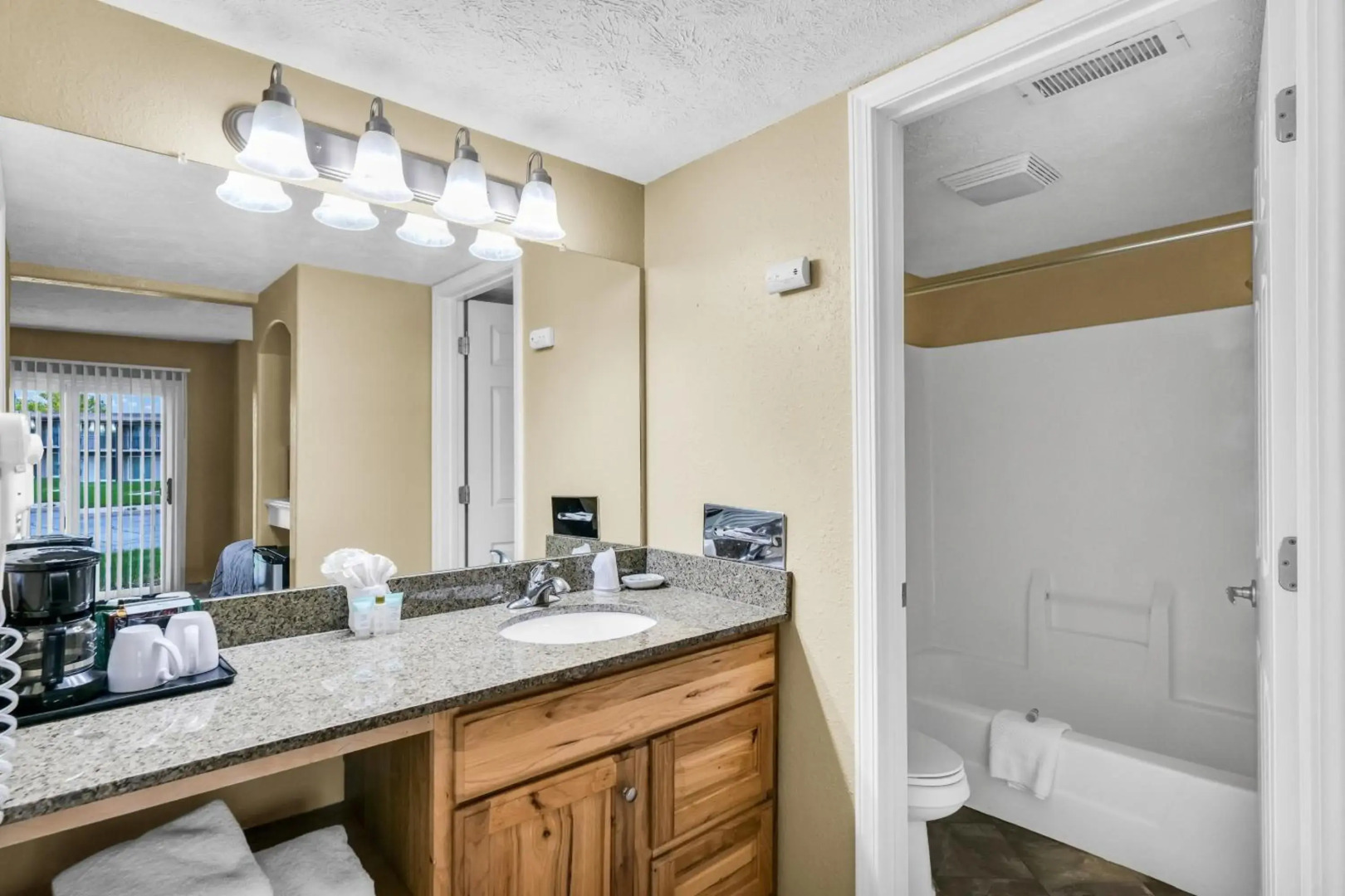 Eastlake Suites Hotel & Conference Center By OYO Urbana