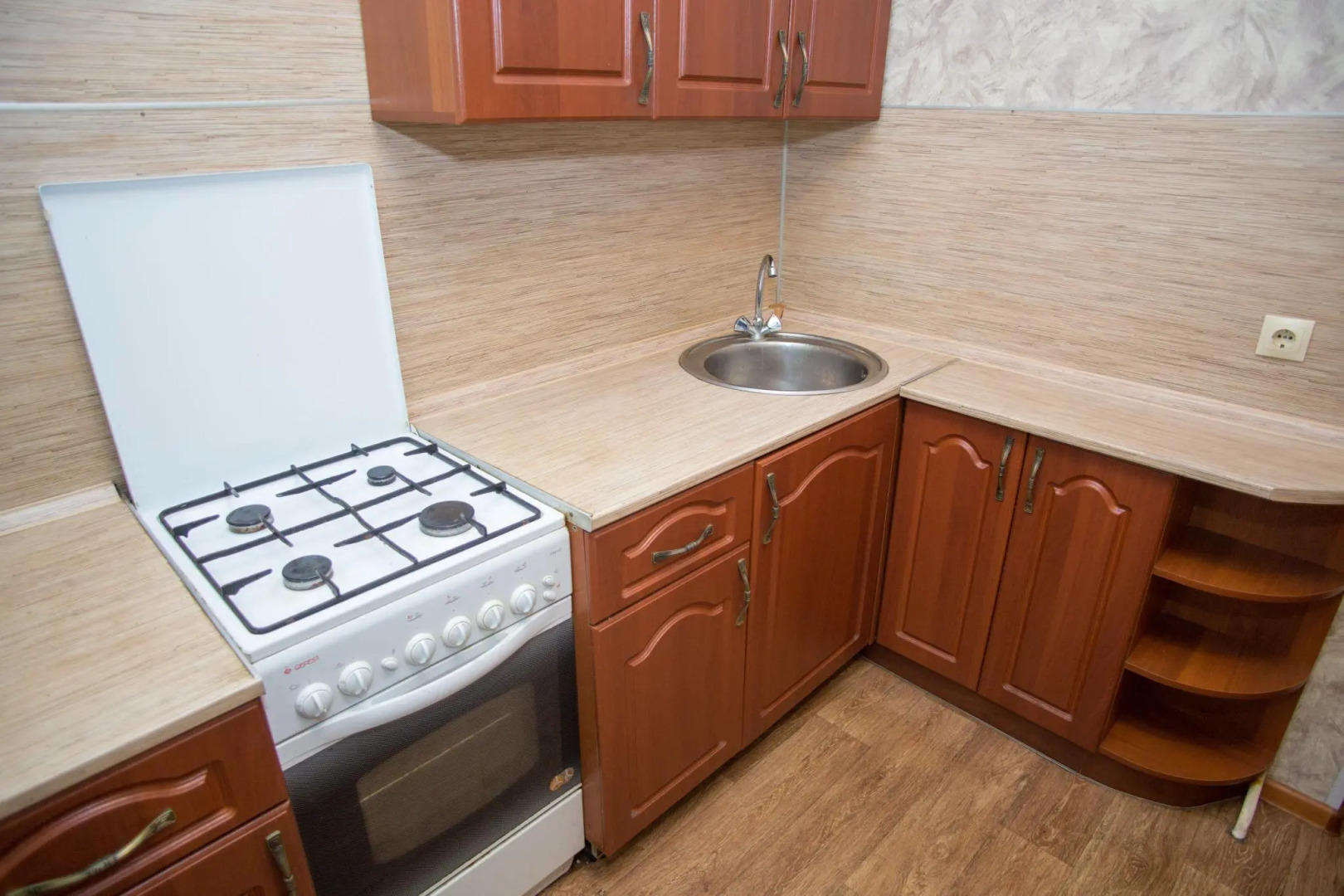 По суткам 33 на улице Горького 77