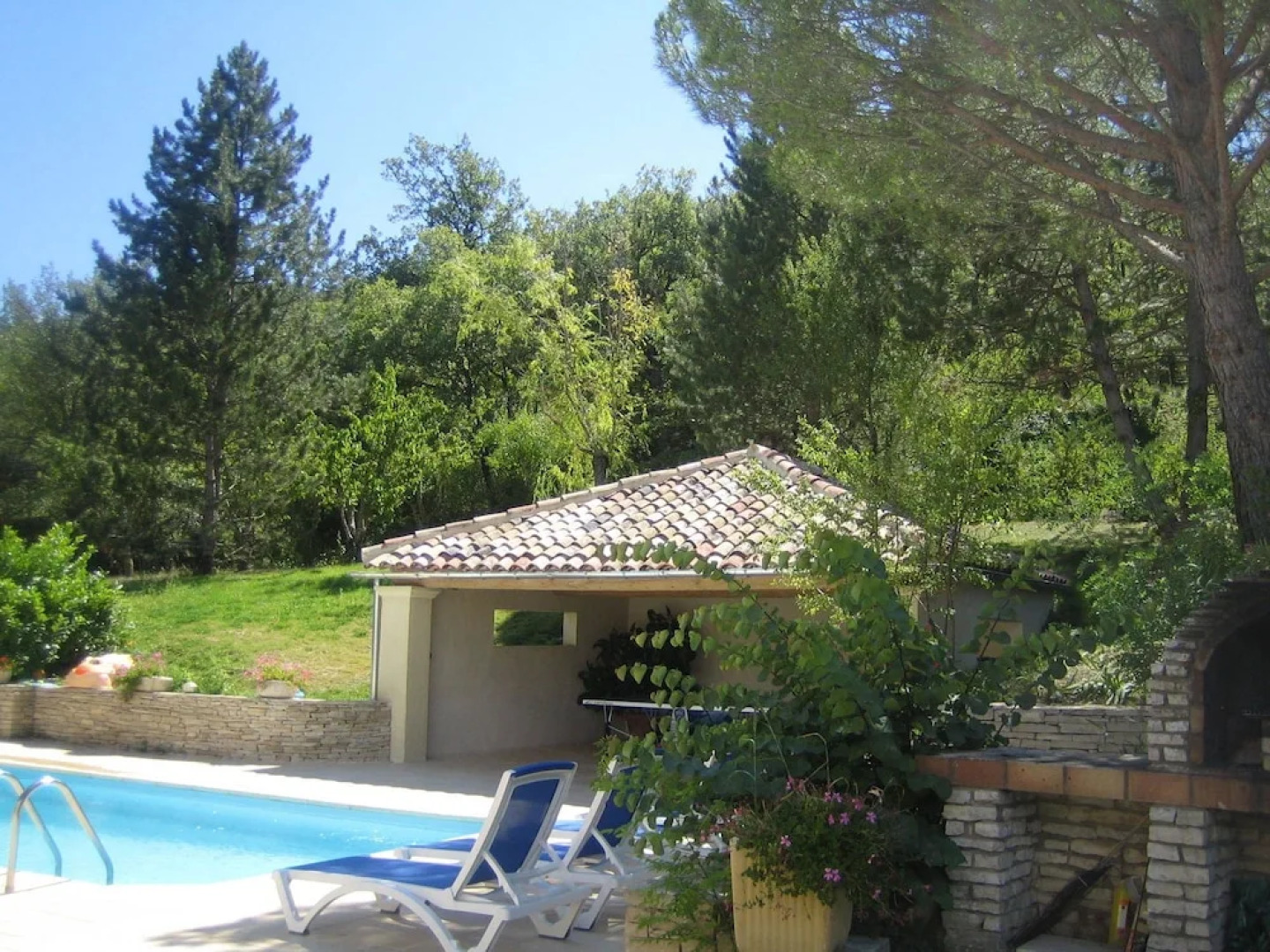 Attractive Holiday Home in Céreste With Swimming Pool