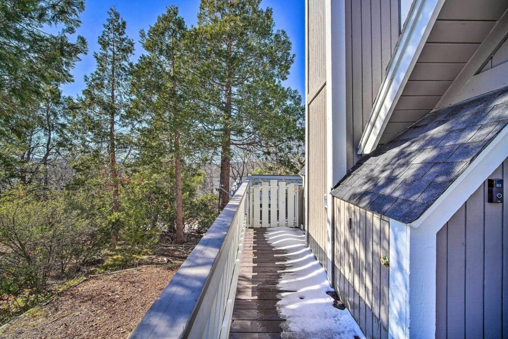 Lake Arrowhead Cabin w/ Balcony, Near Trails