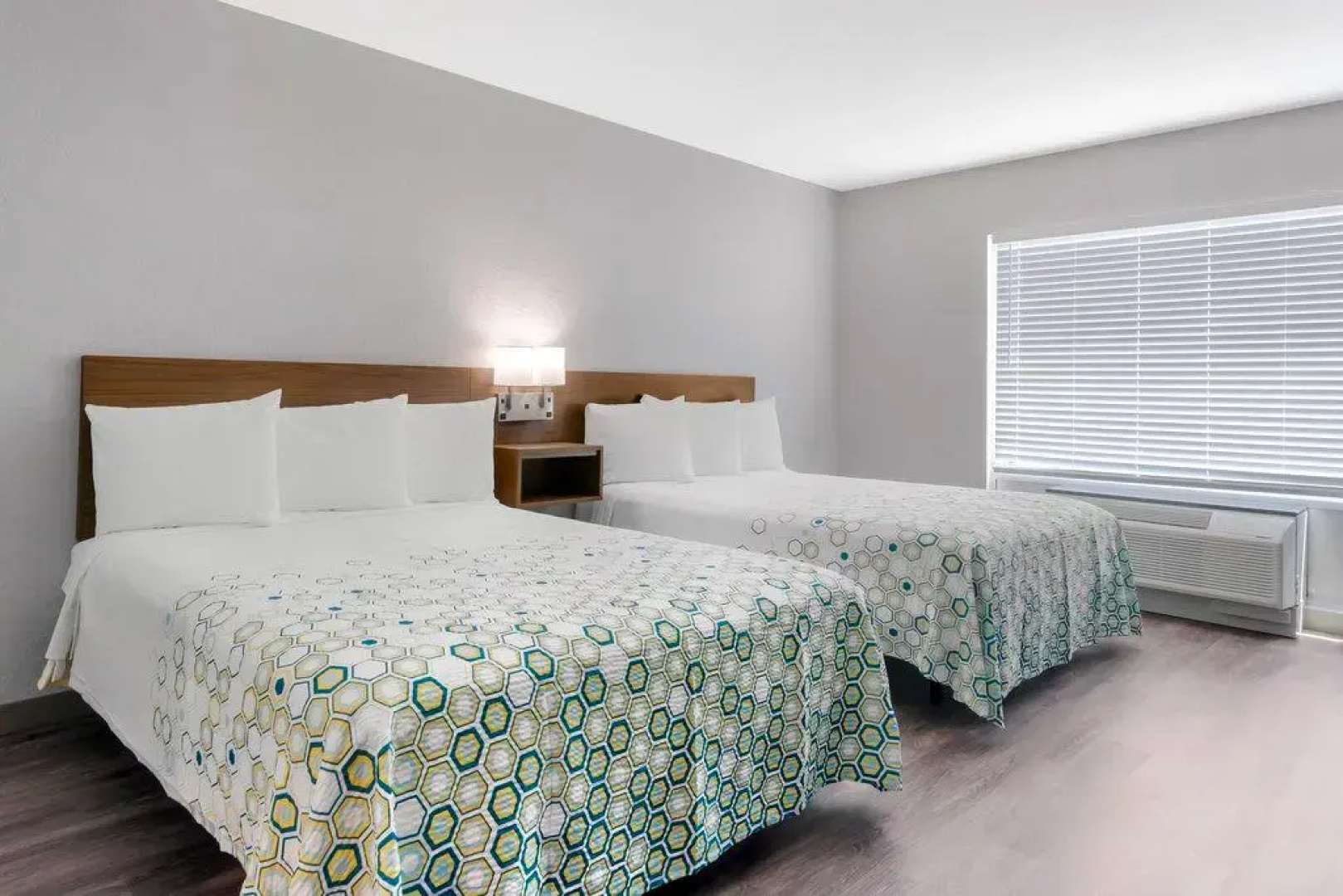 HomeTowne Studios by Red Roof Tampa - Airport