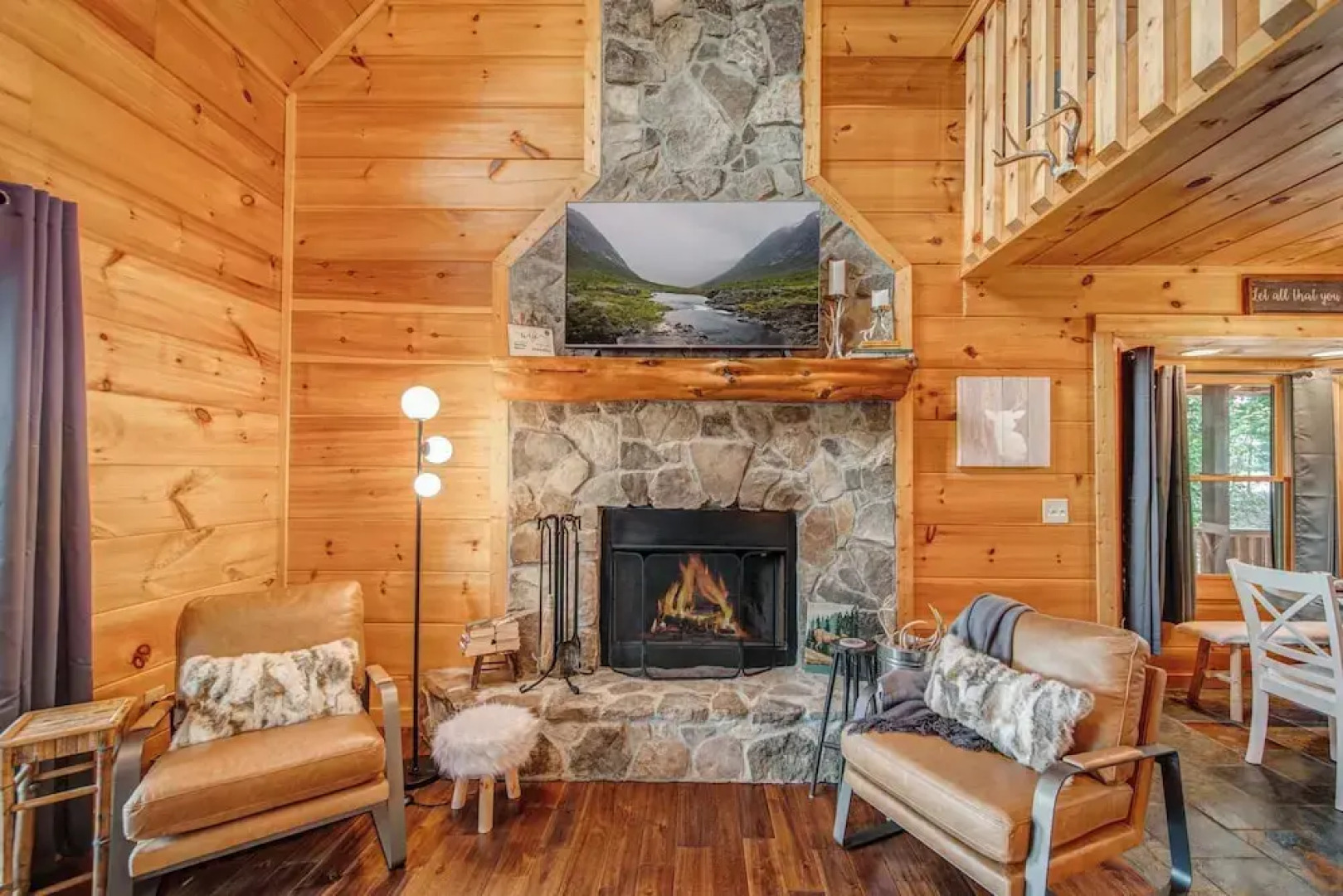 Gorgeous & Secluded 3 BDR Cabin in Mineral Bluff!