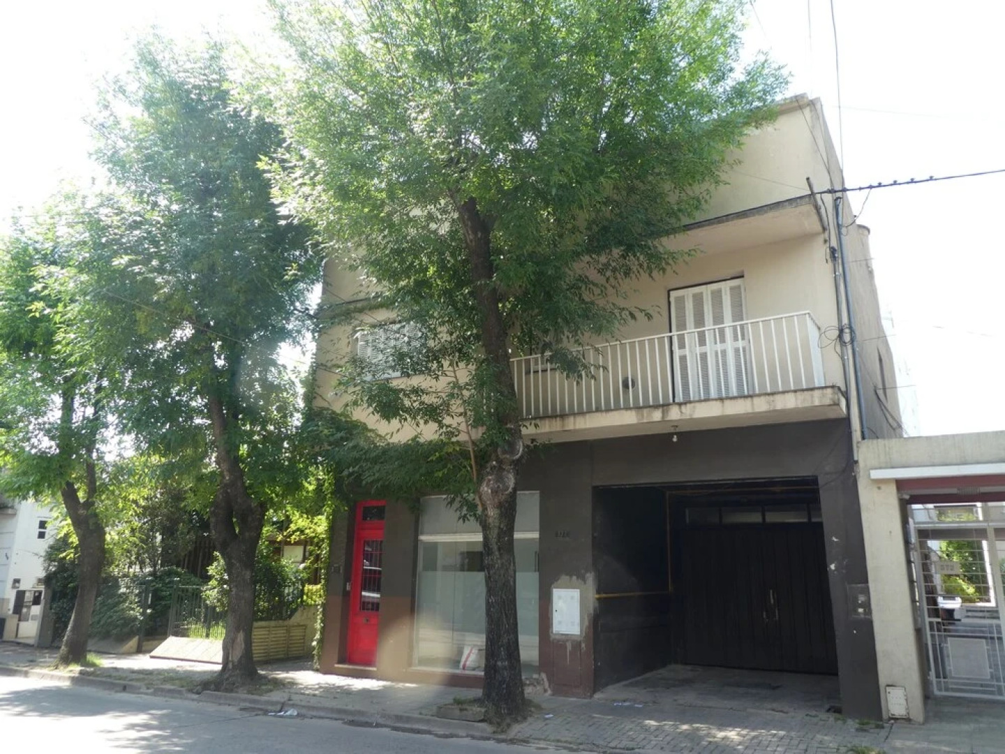 Departamento-casa muy amplio y céntrico.