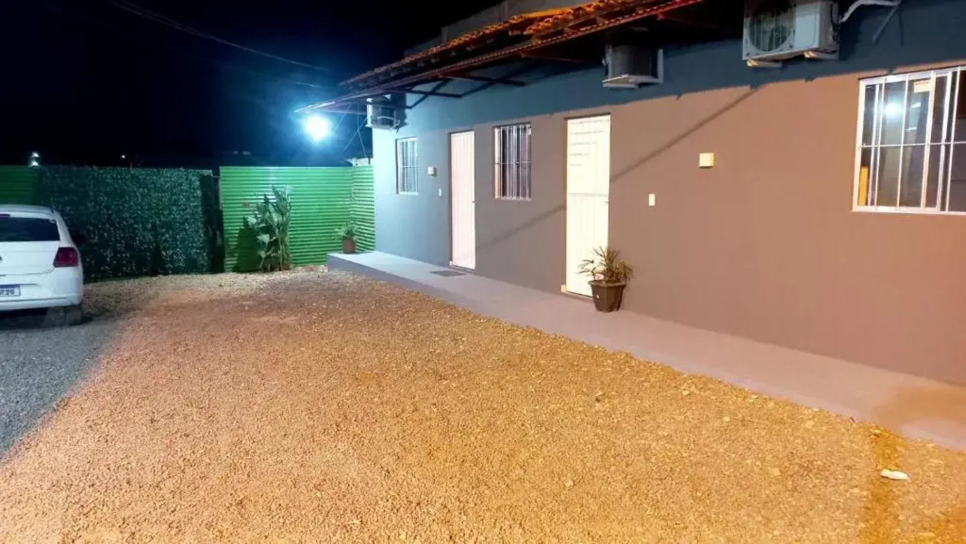 Quarto Suíte independente da casa com garagem