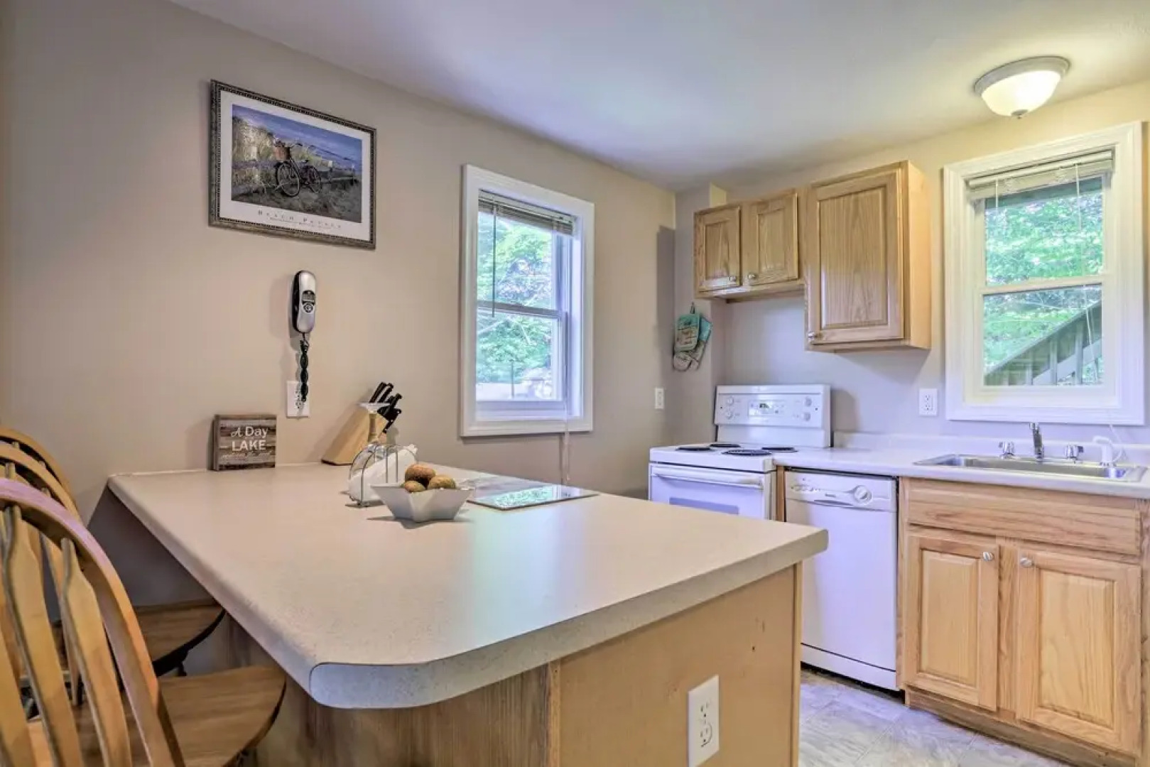 Lake Getaway: Walk Across Street to Private Beach!