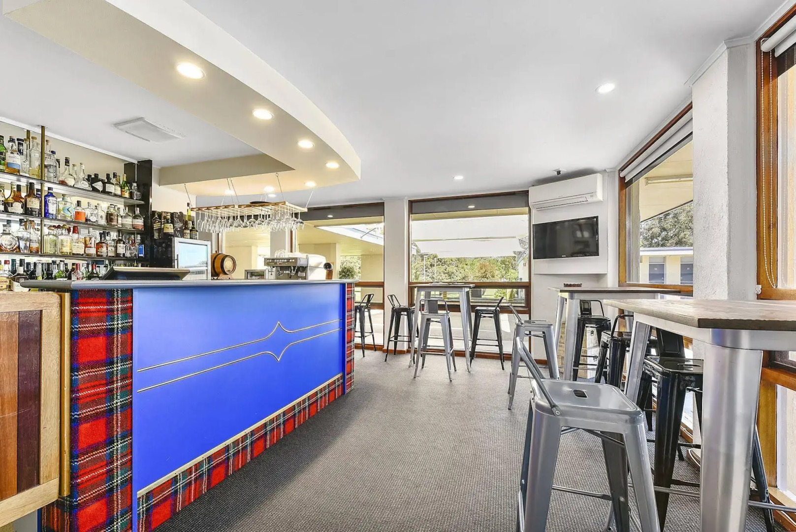 William Macintosh Motor Lodge