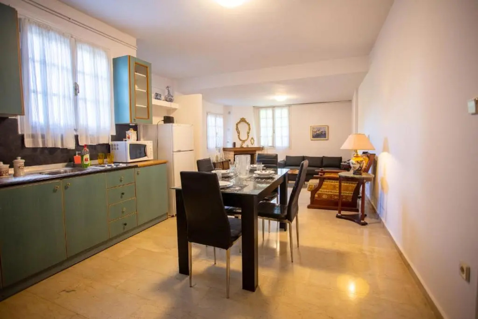 Traditional Apartment part of a Detached Villa on a luxurious Hill of Thessaloniki PANORAMA with a private garden with trees ,also available for Family and other gatherings and Kid's parties - under 13 , for less than 20 people alltogether