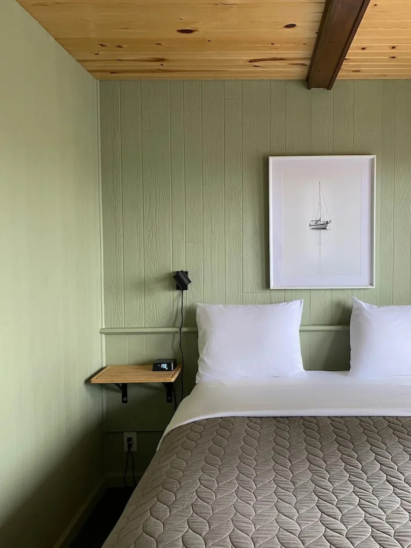 The River Hills Motel - Algoma, WI - Near Door County