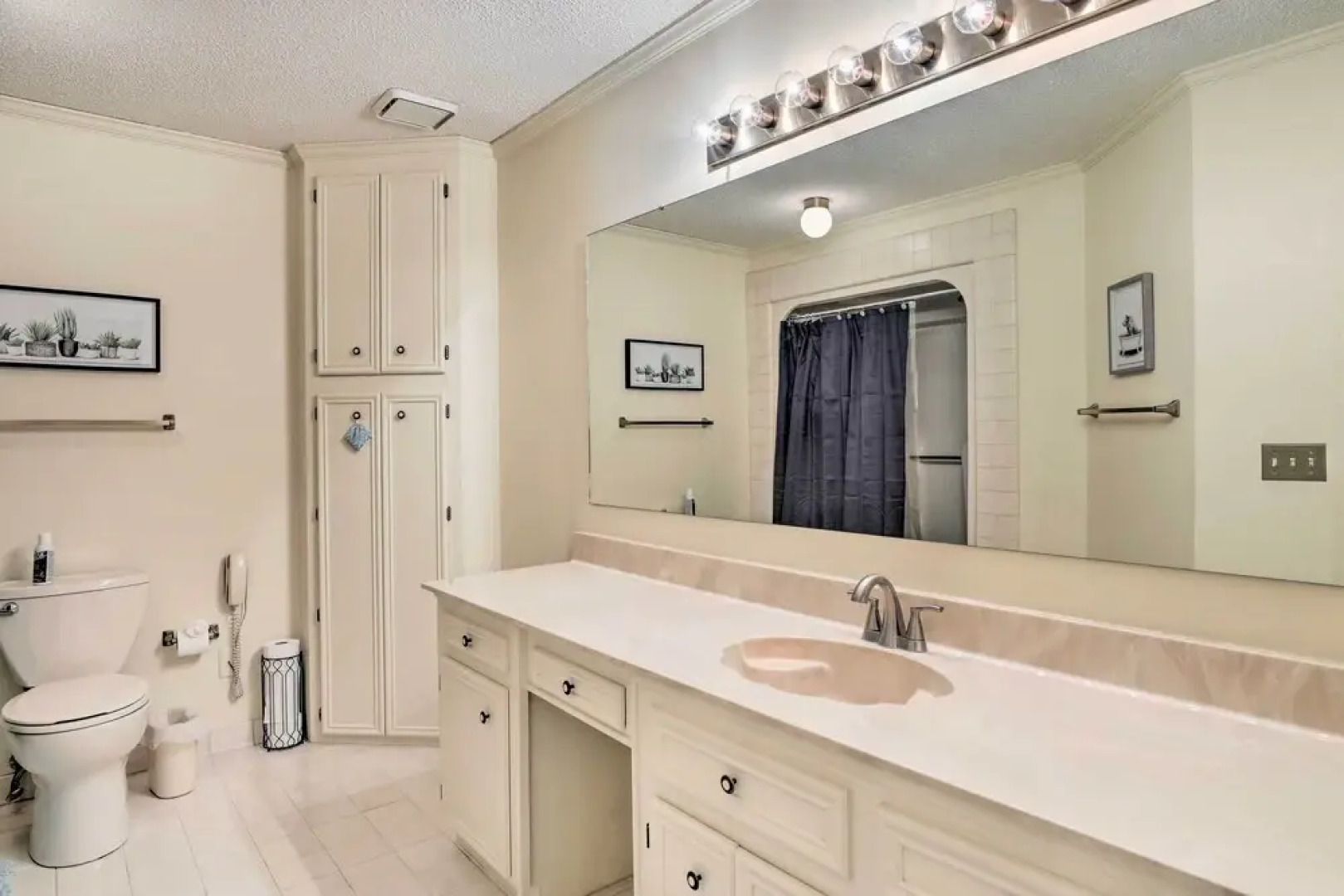 Lakeside Happiness: Home on Lake Moultrie!