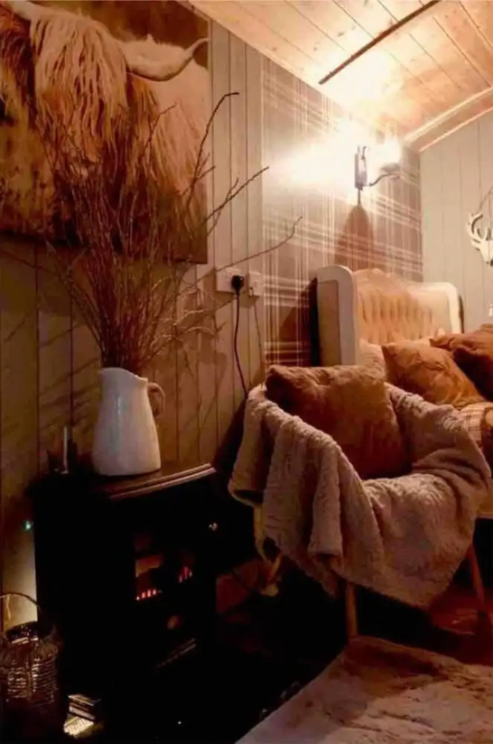Cute and Cosy Shepard hut With Wood Fuel hot tub