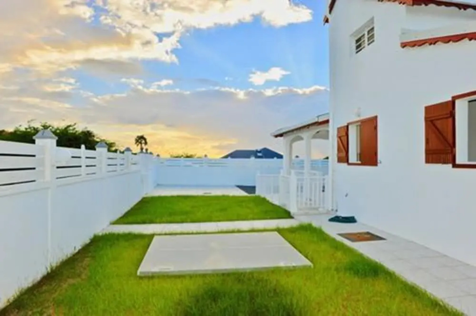 Villa Hibiscus cloturée-parking-plages