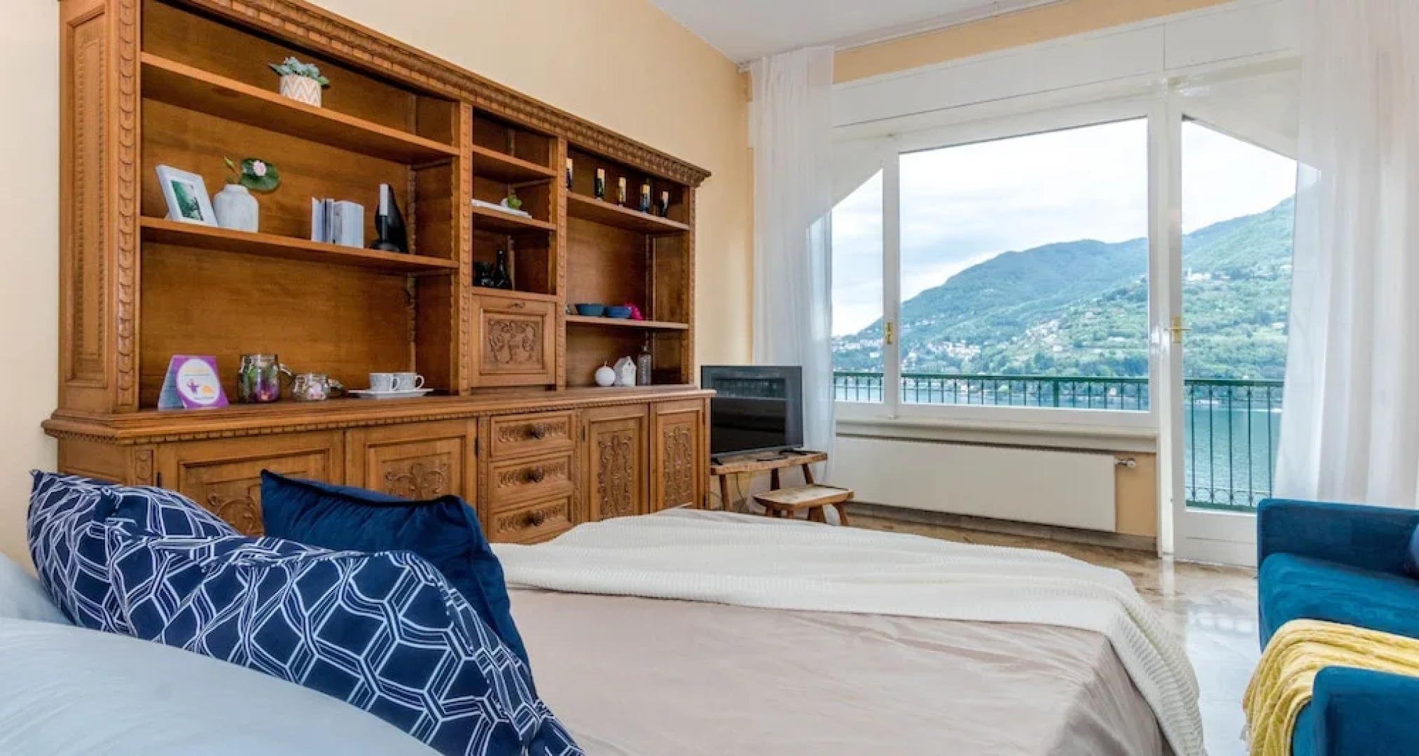 JOIVY Garden Oasis: 1BR Apt w/ Balcony & Parking