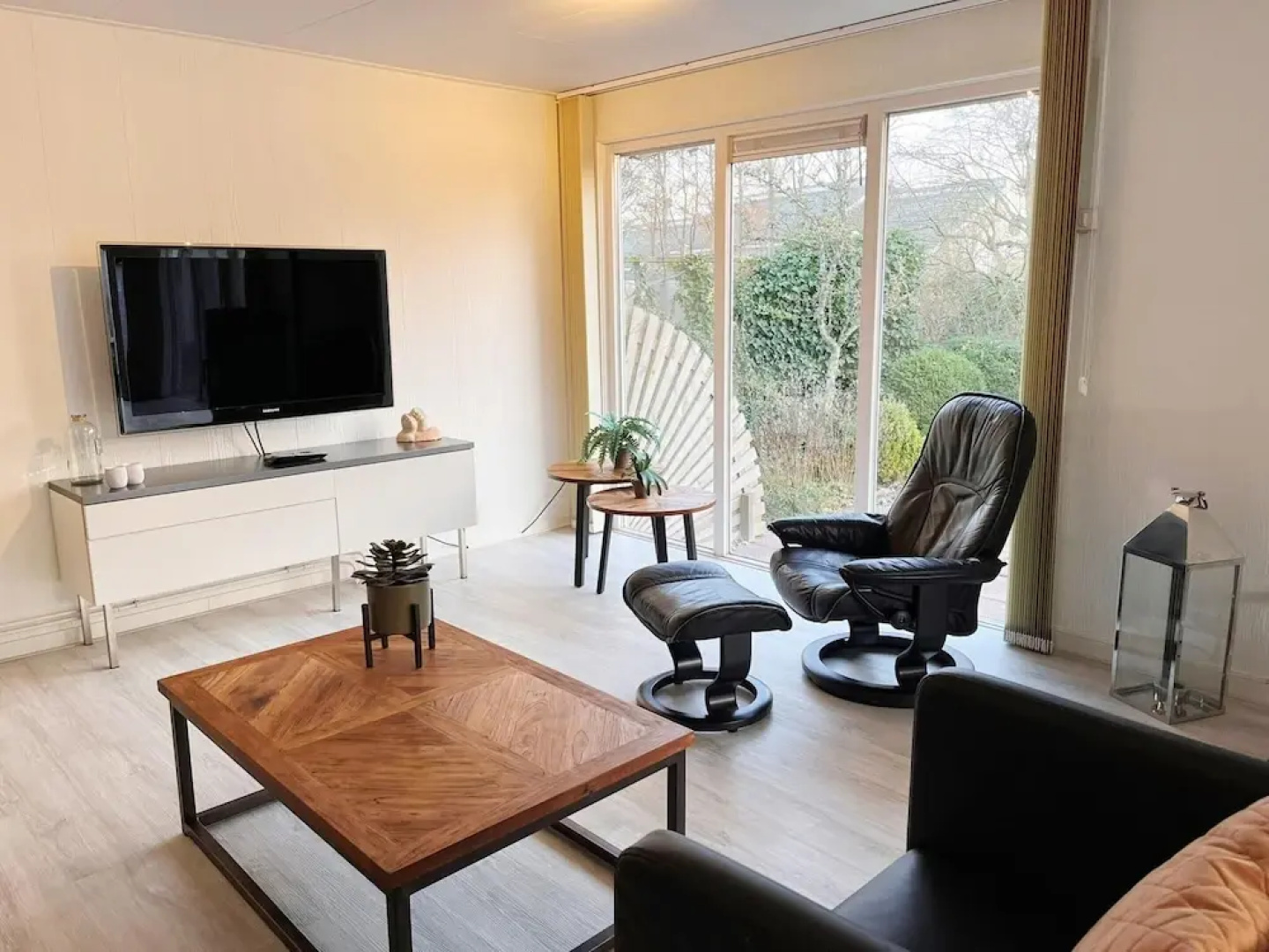 Bungalow in Makkum Near Lake Beach