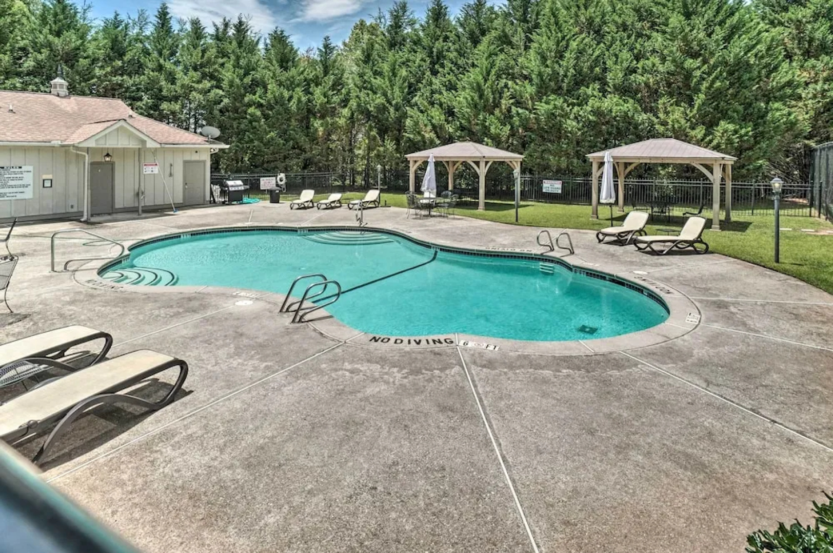 Spacious Log Cabin in Helen w/ Deck & Pool Access!