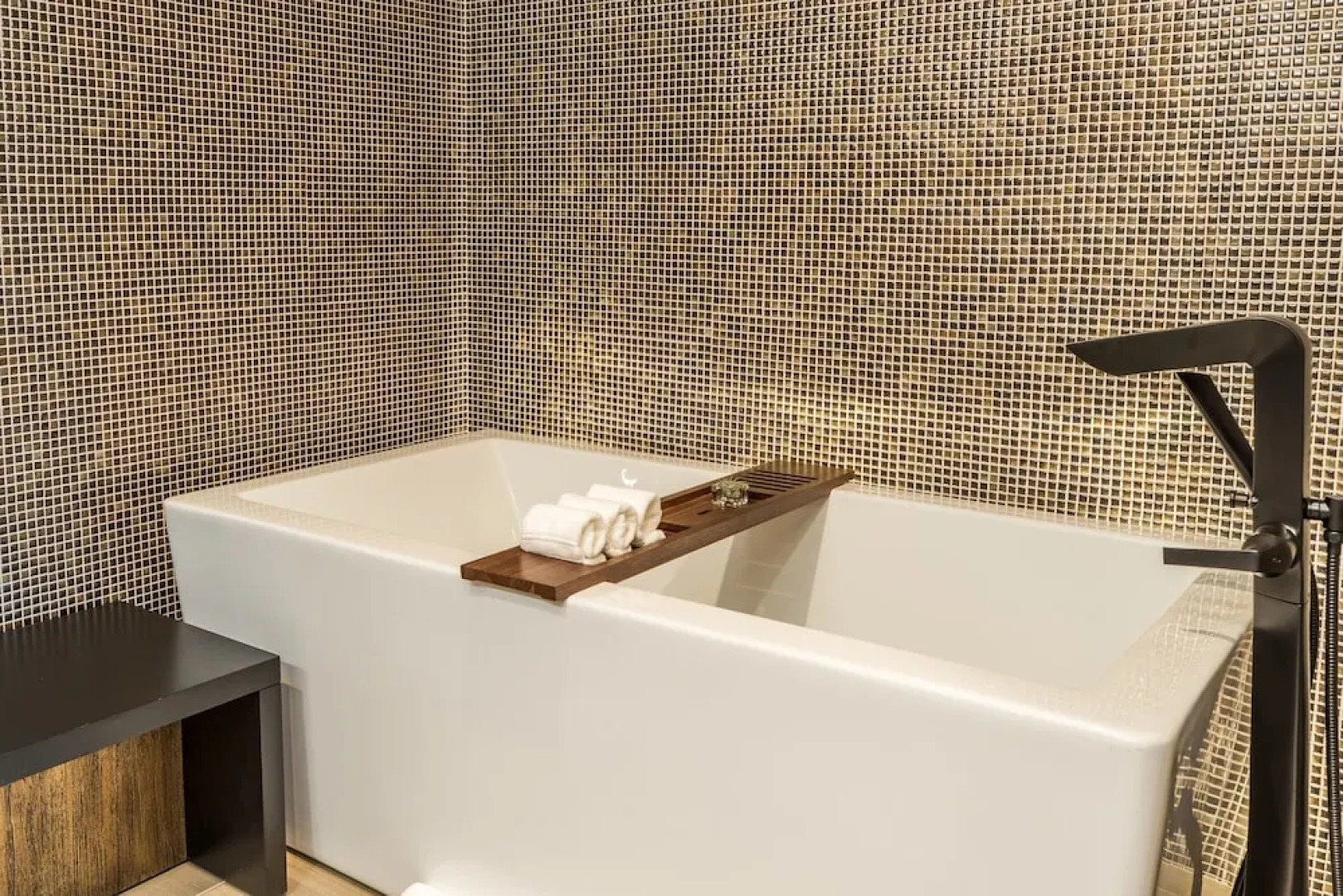 Luxury Service 3 King Suites & Pool – Sleeps 8 – Daily HK home