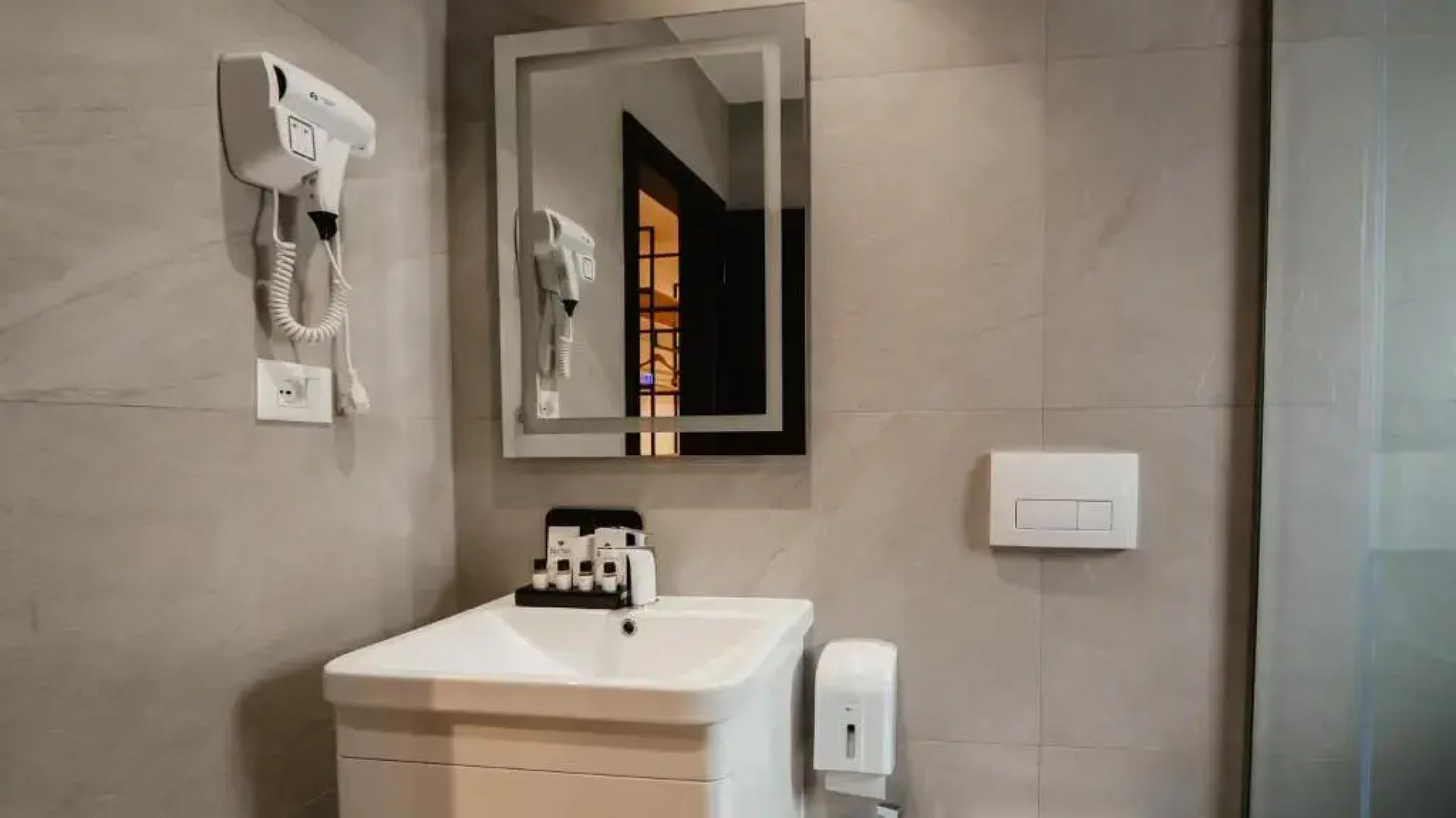 BAZ'HUR Boutique Hotel