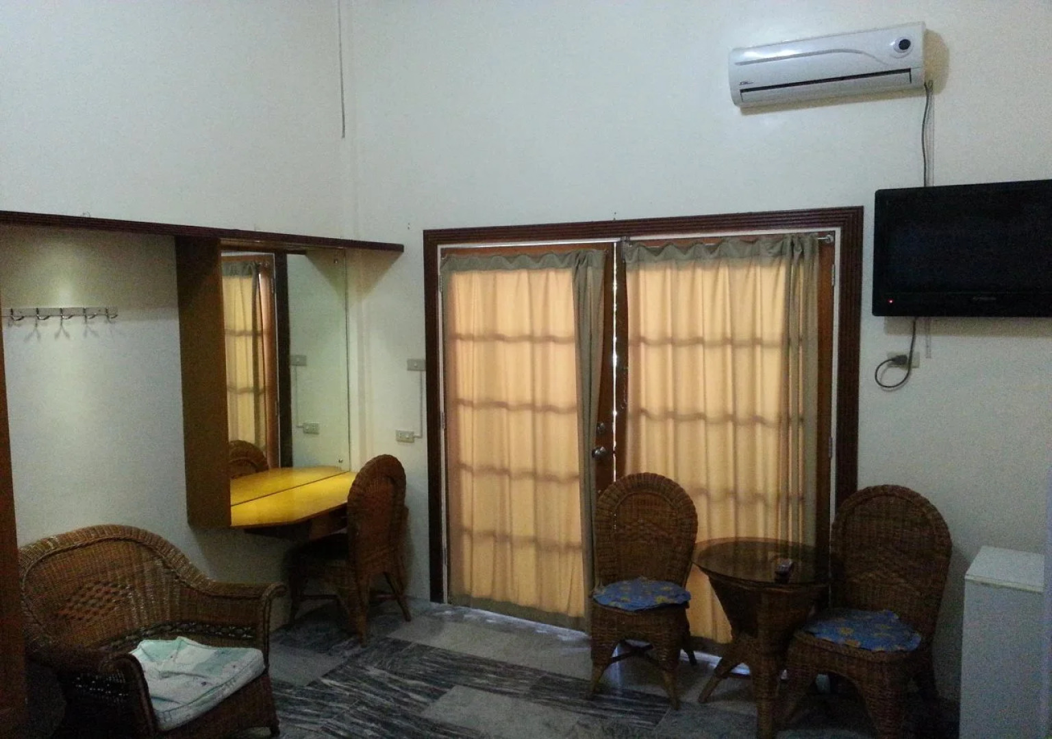 Dolphinbay Beachfront & Dive Resort