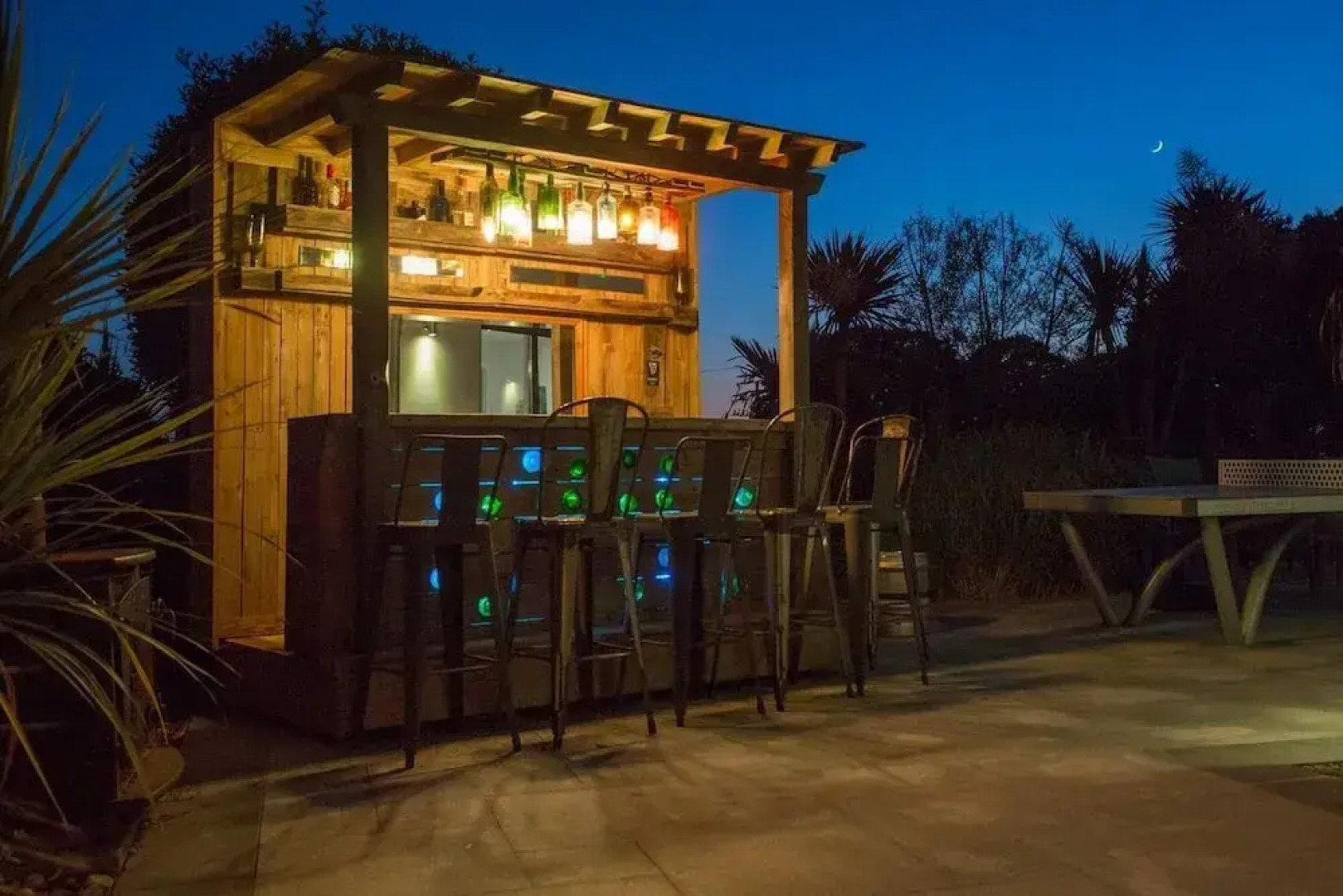 5 Bed House-sleeps 14-hot Tub-bar-garden-parking